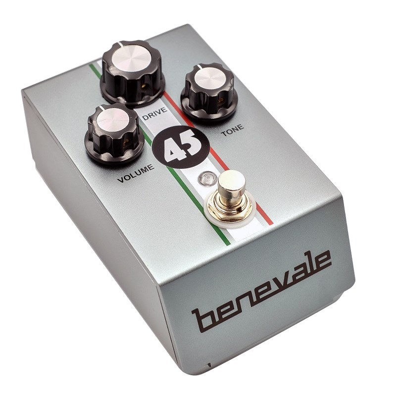 ■商品紹介Benevale(ベナヴァーレ)は、アメリカのニューヨーク州のペダル・メーカーです。リッチで耳馴染みあるクラシックなサウンドにモダンな要素をプラス。そこに1950年代のモード風デザインを組み合わせる事で、新たなコンセプトを作り出しました。プレイヤーに寄り添ったサウンドを大切にするアナログ技術を持ったビルダーと、数々の有名ブランドのサウンドデザインやアーティストモデルを手掛けてきたプロデューサーのタッグによってBenevaleのサウンドは作られています。「Pure amp in a box overdrive」（ピュアなアンプサウンドを閉じ込めたオーバードライブ）のキャッチコピーをもつCOLT 45は、そのコンセプト通り広いダイナミックレンジを持つソフトなドライブペダルです。 ドライブペダル特有のレンジが狭くなるような変化はなく、ナチュラルに「1歩前に出てくるサウンド」が特徴です。決して強く歪むペダルではないのも、そのナチュラルなサウンドを維持するためです。 また、その特性からギター本体のボリューム操作との連動も完璧で、歪み量の変化がしっかり追従するだけでなく、ボリュームを絞っても音がショボくなりません。ギターにもよりますが、GAINを9時くらいまでの設定では露骨には歪みません。しかしハーモニクスは増えるためローミッドが太くなり、サウンドが前に出てくるのがハッキリ分かります。■仕様詳細【オススメの使用方法】メーカーが推奨する使用法の1つは「Allways ON」　…つまり、常時オンの状態でアンプのサウンドをブラッシュアップされる使い方です。これはB社のBlues系ドライバーの愛用者が良く使う手法でもあります。 GAINを上げるとハーモニクスが増えて太いサウンドになり、更に上げるとコンプレッション感が強くなっていきます。VOLUMEを上げるとアンプの入力部での歪みポイントに影響し、アンプ本来が持つキャラクターが色濃く出るようになります。GAINやVOLUMEのバランスを変える事で、アンプの持つキャラクターや相互作用によりハーモニクス成分の多いリッチなサウンドになったり、強く弾いた時に僅かに歪むようなビンテージ真空管アンプのようなフィーリングが得られたりと、アンプのサウンドの幅が広がります。ペダル／アンプともに音量をある程度上げないとリッチなハーモニクスが得られない場合も多く見られますが、COLT 45は低い音量でもその効果が得られるのも、このペダルの特徴です。スタジオのトランジスタ・アンプの手前に接続して、チューブ・ライクなテイストをプラスするのも有効な使い方の1つです。検索キーワード：イケベカテゴリ_エフェクター_ギター用エフェクター_歪み系_オーバードライブ_Benevale_新品 SW_Benevale_新品 JAN:0782860436600 登録日:2022/03/03 エフェクター コンパクトエフェクター ストンプボックス ベナヴァーレ