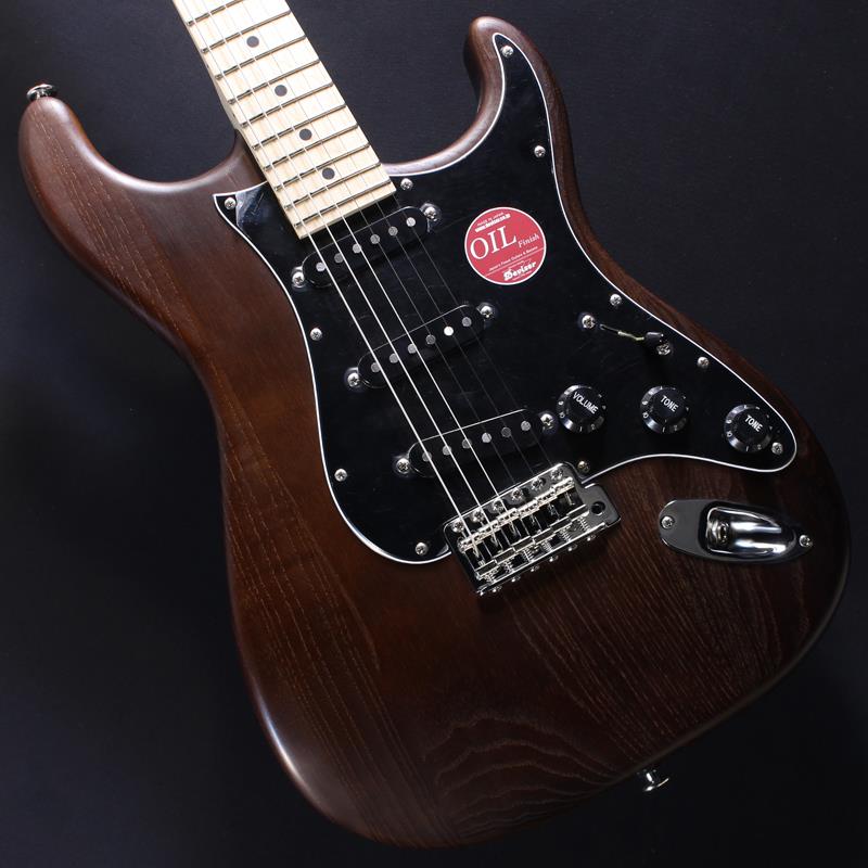 ■商品紹介momose Custom Craft Guitarその高い完成度に定評のある「モモセ」。ビンテージギターの基本構造を継承しながら、より現代的なアップデートを随所に盛り込んだORIGINALシリーズ。「材の個性に応じた加工により材の鳴りをそのまま引き出す」という百瀬氏の製作理念を形にしたラインナップです。ジョイントプレートを落とし込んだヒールカットやウッドバインディング、更にはオリジナル・ヘッド・ストック等、momoseならではのスペックが詰め込まれた大人気モデルです。コチラはアッシュボディにメイプル指板採用の「MC2-STD/M」。これぞ「Made In Japan」の底力！【momose MC Model】momoseが追求したビンテージSTの基本構造を継承した、トラディショナルな鳴り・音色。そして、現代的なプレイアビリティーを重視したカスタマイズを更に推し進め、momoseが提唱してきた 「材それぞれの質量・弾力性・響きなどの個体差に応じた加工」 を中心理念に据え、完全な手工制作によりビンテージ・スタイルの可能性を追求。更なるトータルクオリティーを独自のオリジナルスタイルに昇華し、満を持して完成させました。ハイポジションへのスムーズなシフトと、プレイアビリティーを考慮し、カッタウェイ部を若干広くとったボディーシェイプにデザイン。そして、クラシカルなテイストを持たせながらもインパクトのあるヘッドシェイプを採用しています。アジャスト部は瞬時のセッティングを可能にする設計を引き継ぎながらその形状を見直し、更にストレスないアジャストを可能にしました。滑らかな弾き心地を生む、半艶消しの極薄トップラッカーと丹念なサンディングで仕上げたネックシェイプは更にそのグリップフィールに拘り磨きを掛けています。ハイポジション、またはチョーキング時の音詰まりを解消する210Rのフィンガーボード、正確なピッチでフィンガリングのしやすいミディアムサイズで少し高めのジム・ダンロップUSA#6105フレットの仕様はそのままに、フレットのタング部を覆う様に指板と同材のウッドバインディンを指板サイドに施す事で、更に滑らかなネックグリップを実現し、過酷な状況下での使用による「バリ」のトラブルをも防止します。ネックジョイントにおいても、ジョイントプレートを使用したトラディショナルな手法を引き継ぎながら、更なる演奏性を追及した落し込み加工と同時に独自のヒールカットを採用。そして使用するジョイントプレートは音質を追求した高密度素材を使用しています。その他、高精度なピッチの維持を可能にするGOTOH社のマグナムロック機構を搭載したチューナー、弦ピッチ10.8mmの特注ブリッジなど品質への拘りは随所に及びます。アッセンブリーもUSAの最高品質のパーツのみで固められ、ノイズ対策の為の導電塗料によるシールディングも綿密に施されています。そして、材の自然な音色を素直に引き出す事で多くのプレイヤーに多大な評価を得た、YUTA VS-1ピックアップを同じく標準装備しています。■仕様詳細SpecificationBody: Ash 2PNeck: MapleFingerboard: MapleNut: Oiled BoneBridge: GOTOH/GE108TSMachineheads: GOTOH/SD91-05M MGFret: JESCAR FW9662-NSPickups: momose VS-1Controls: 1Vol，2Tone，5Way PU SelectorScale Length: 648mm(25.5inch)Width at Nut: 42.0mmFingerboard Radius: 210RFinish: Top Lacquer or Oil-FinishString: Elixir NANOWEB Light(.010-.046)Accessories: プロテクトケース、六角レンチ、保証書約3.34kg検索キーワード：イケベカテゴリ_エレキギター_STタイプ_momose_MC Models (Original ST Type)_新品 SW_momose_新品 JAN:4571470381211 登録日:2026/03/20 エレキギター モモセ 百瀬