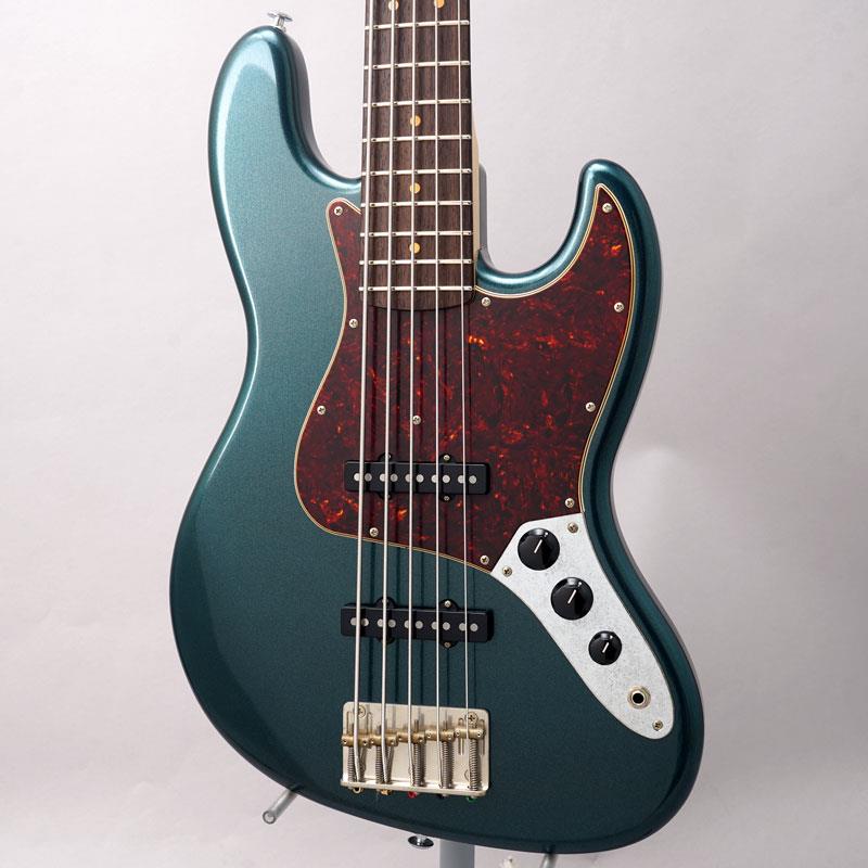 ■商品紹介当店看板ブランド「BLACK SMOKER」、ラッカー＆エイジドフィニッシュのトラッドマスターシリーズ多くのブランドが連なる楽器製造の聖地、長野県の工房BLACK CLOUDによるハンドメイドブランド「BLACK SMOKER」。サウンド/演奏性/ルックスともにハイセンス＆ハイクオリティで既に多数のプロミュージシャンの間で話題のこちらのブランド、数々のメーカーやモデルの設計/製造に関わってきた代表 黒岩氏と、それを共にクリエイトする若きビルダー柳澤氏、国産老舗ブランドにて腕を振るってきたビルダー板坂氏の三人による注目ブランドです。既に高い評価、人気を得ている「Trad Master」シリーズ。ブランドを真価が堪能できるシンプルかつスタンダードな王道スペックの5弦モデルに、ラッカー塗装&エイジド加工を施したヴィンテージテイストに仕上げたモデルです。アルダーボディ、メイプルネック、ローズ指板と60s JBを基本とした定番スペックを採用。シンプルなスペックながら、そのマテリアルが厳選を重ねたものであることは、一音を鳴らせばすぐに分かるはず。演奏性を重視し細めに仕上げられつつも、サウンドの芯を失わないネックシェイプや、このシリーズの為にパワーを調整された、ボディの鳴りをしっかりと再現しつつふくよかなサウンドを放つオリジナルPU、ストレス無く演奏できるスムーズなセットアップ等、とくかく楽器そのものの「作りの良さ」がストレートに伝わるベースです。豊かな鳴りを持ちつつも、過度なピーク感は無く、セッティングや奏法によりジャンルやサウンドを選ばずどんな演奏にも対応可能な一本に仕上がっています。センスの良さ抜群のエイジド加工が施されたラッカー塗装によるフィニッシュや、PU同様このシリーズ用に変更されたエイジドパーツや、ヴィンテージスタイルのブリッジ等も、ルックスのみならずより太く存在感のあるサウンドに大きく貢献しています。また、ルックス面においても、ウェザーチェック程度の軽い加工に収めたエイジドフィニッシュや、当店からのリクエストによる「オールドティールグリーンメタリック」を採用。角度によりグレーやダークブルーにも見える絶妙なカラーリング（是非実機をご確認下さい！）が抜群のセンスの良さと個性の主張が感じさせます。ヴィンテージライクなルックスを誇りながらも、プレイヤビリティや音圧はしっかりとブランドの矜持を感じさせる作りになっている点はさすがの一言。「もしヴィンテージのローB5弦が存在したら」という理想を非常に高いレベルで実現させた、心からお勧めできる素晴らしいベースです。ハンドメイドによる限られた生産本数もあり、注目の高いブランドながら、流通量は極少数となります。プレイヤビリティ、サウンドともにプロが認めるこのベース、既にシーンに大きくその名を轟かせているそのクオリティを是非お試し下さい。■仕様詳細Body Wood : AlderNeck Wood : MapleFingerboard Wood : Indian RosewoodNeck Shape : C ShapeScale : 864mm / 20FNut/Width : Bone / 48mmFrets : Medium Jumbo NSRadius : 305RHW Color : Chrome&NickelMachineheads : GOTOH GB528Bridge : GOTOH 205B-5Pickups: BLACK SMORKERElectronics : Vol×2， Tone with Push/Pull SW (Series/Parallel)Neck Finish : LacquerBody Finish : Lacquerギグケース付属検索キーワード：イケベカテゴリ_ベース_エレキベース_多弦ベース_BLACK SMOKER_新品 SW_BLACK SMOKER_新品 JAN:4515731065212 登録日:2026/02/27 エレキベース ブラックスモーカー ブラッククラウド BlackCloud