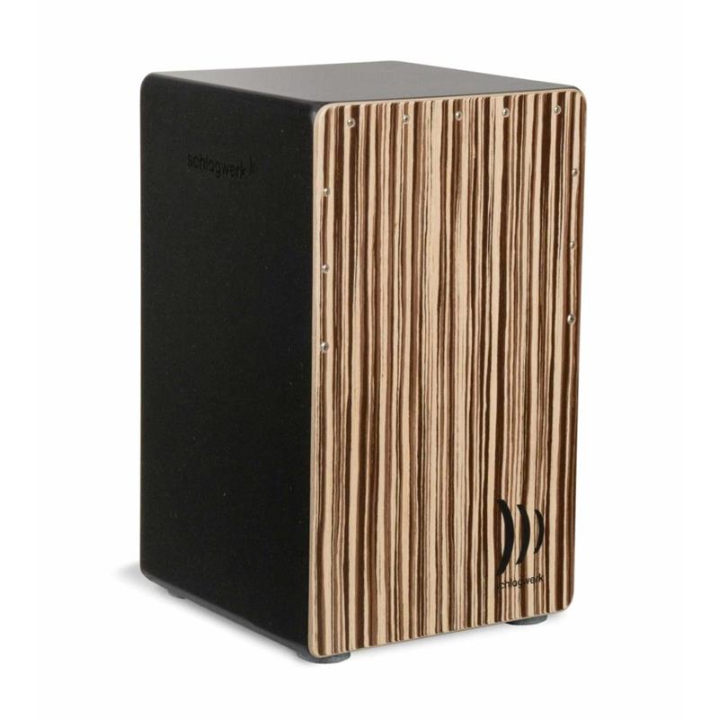 ■商品紹介＜2 in ONE＞2inOneカホンは、響き線の着脱によりクラシックなカホンサウンドとモダンなスネアサウンドを切り替えられる一台二役のモデルです。ボディ素材や響き線の工夫など随所に独自のアイデアが盛り込まれ、豊かなバリエーションを展開。多彩な演奏スタイルに対応できる柔軟性と実用性を兼ね備え、初心者からプロまで幅広いプレイヤーに支持される人気シリーズです。＜主な特徴＞-2種類のサイズスタンダードな「Large」、高さ5cm低めの「Medium」。体格や音の好みに合わせて選べる2サイズ展開。-上部のみのネジ止め加工歯切れのよいスネアサウンドと豊かな低音を両立させるためのネジ止め加工。-上質な木材を使用した演奏打面非常に薄く均一に成形された打面は、幅広いダイナミクスとサウンドの広がりを実現。-2inONEスネアワイヤー計40本のスネアワイヤーで歯切れのよくオープンなスネアサウンド。取り外しも可能で、クラシックなキューバサウンドにも。-フェルトフィート床とボディの間に空間を作り、サウンドの響きを損なわない効果と滑り止め効果を実現。-カホンバッグ付属専用カホンバッグが付属。持ち運びや収納も安心で、演奏場所を選ばず快適に使用できます。＜スペック＞打面材：バリスタ合板側面材：SPL(Sonic Projection Ligneum) 合成材サイズ：30 x 30 x 50 cm響き線：40線/着脱可付属品：カホン・バッグ検索キーワード：イケベカテゴリ_パーカッション_カホン_Schlagwerk Percussion_新品 SW_Schlagwerk Percussion_新品 JAN:4260094114113 登録日:2026/02/13 カホン パーカッション シュラグベルク シュラグヴェルク