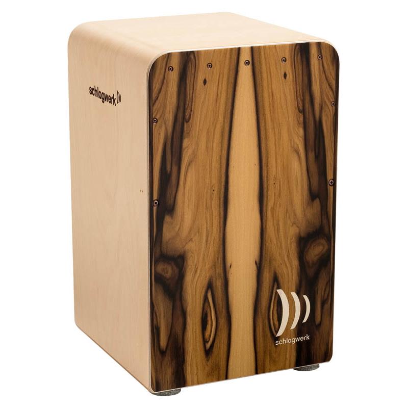 ■商品紹介＜FINELINE COMFORT＞FINELINE COMFORTは、ビーチ材をCLMプレス工法（Cross-Laminating & Moulding）で成形したボディを採用。上部に継ぎ目のない構造により、従来にない豊かな鳴りを実現しています。さらに、特別なスネアワイヤー12本を配置し、張り具合の調節も可能。センシティブで反応の良いタッチを提供し、表現力豊かな演奏を可能にする高級カホンです。＜SR-CP605 モラード＞シュラグヴェルク・パーカッションが最高峰に位置付けるカホン、「ファインライン・コンフォート」シリーズ。天板の両角に継ぎ目の無いスムーズな丸みを帯びたレゾナンス・ボックス。より繊細な、よりダイナミックな表現を可能にする「ファイン・ライン・スネア」、高級感溢れる本革製のデラックス・カホン・パッドなど、充実のスペックをお楽しみください。丸みのあるタイトで落ち着いたサウンドは、絶妙なバランス。レゾナンス・ボックスの豊かな鳴りが、余裕たっぷりにまとめています。＜主な特徴＞-丸みを帯びたボディエッジ人間工学に基づき成形することで演奏時の疲れを減らす、半円形のデザイン。-上部のみのネジ止め加工歯切れのよいスネアサウンドと豊かな低音を両立させるためのネジ止め加工。-上質な木材を使用した演奏打面非常に薄く均一に成形された打面は、幅広いダイナミクスとサウンドの広がりを実現。-ビーチ材を使用したボディヨーロッパ産のビーチ材をプライ（合板）で使用した、豊かな響きを作りだすボディ材-6×2本の特別なスネアワイヤーコイル状のスネアワイヤーからは、豊かで反応の良いスネアサウンドが得られます。-ベルクロによる調節機能ベルクロを貼る数により、バズ音の量を調整可能です。-テンション調整ネジ付属の六角レンチで、テンションのかかり具合を細かく調整が出来る機構。-ホンバッグ&カホンパッド付属専用カホンバッグとカホンパッドが付属。持ち運びや収納も安心で、長時間の演奏でも快適さを保ち、どこでも安定したパフォーマンスが可能です。＜スペック＞打面材：ボリビアン・ローズウッド合板レゾナンス・ボックス：ビーチ材/CLMプレス工法サイズ：30×30×50cm響き線：ファインライン・スネア/CW2スネア・ワイヤー付属品：カホン・バッグ、デラックス・カホン・パッド（SR-SP60）検索キーワード：イケベカテゴリ_パーカッション_カホン_Schlagwerk Percussion_新品 SW_Schlagwerk Percussion_新品 JAN:4260094110146 登録日:2026/02/13 カホン パーカッション シュラグベルク シュラグヴェルク