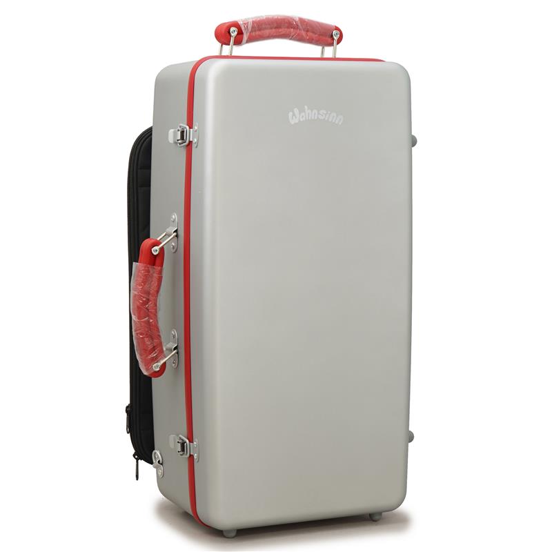 ■商品紹介Wahnsinn Case (ワンジン ケース) COLOR CARBON Series今SNSでも話題となっており、既に数多くの世界的なプレイヤーも愛用している、実用性とデザイン性に優れたトランペット用ケースです。 2024年初頭に設立されたブランドで、中国・深セン市で製造されています。 1本用ケースは大きな収納を備えており、ミュートや楽譜をはじめ演奏に必要なものをまとめて持ち歩くことができます。 3本用・4本用ケースはカーボンファイバー製なので、とても軽量で堅牢です。 本体とハンドル・トリムは色を自由に組み合わせることができ、お好みに合わせてオーダー可能となっております。・TRIPLE (3本収納)外寸 : 約54×26.5×20cm重量 : 約2.87kg本体カラー : Matte Greyパーツカラー : Red*重量、サイズは、おおよその数値です。※楽器の形状や組合せによっては収納できない場合もございます。※輸入品のため、製造や輸送時に生じた小さなキズやスレがある場合がございます。あらかじめご了承ください。検索キーワード：イケベカテゴリ_管楽器・吹奏楽器_トランペット用アクセサリ_ケース_Wahnsinn Case_新品 SW_Wahnsinn Case_新品 JAN:2500260821585 登録日:2026/01/04 Wahnsinn WAHNSINN ワンジン ワンジンケース