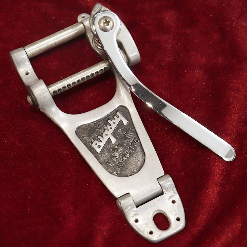 ■商品紹介1960年代のES-335TD-12から外されたと推測できる『Bigsby（ビグスビー）B-7』トレモロユニットです。12本の弦止めピン、「No.D-169，120」表記のパテントナンバー、アームバー＋止めねじ（ねじは交換かもしれません）、Gibson出荷用の「LP」刻印といった特徴が確認できます。ユニットのサイドは削られた痕跡がみられます。スプリングは交換済みです。12弦用のB7は個体数もかなり少なく、いざ探すのは非常に難しいレアなアイテムといえるでしょう。付属品：止めねじ（リプレイスメントパーツ）-------Heartman Vintage Guitarsは池部楽器店のヴィンテージ・ギター＆ベースの専門店です-------検索キーワード：イケベカテゴリ_楽器アクセサリ_ギター・ベース用パーツ_ギター用ブリッジ・サドル・トレモロパーツ_Bigsby_ユーズド SW_Bigsby_ユーズド 登録日:2026/05/04 ビグスビー