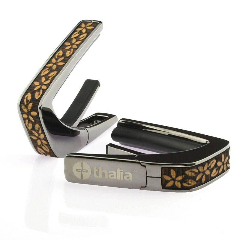 ■商品紹介これまでにないデザイン性と機能性に優れたカポタスト『Thalia Capos / タリア・カポ』。従来のカポとは一線を画す、見た目にも豪華なエキゾチック・ウッドやエキゾチック・シェル、彫刻や筐体のメッキ / フィニッシュ / カラーを採用したデザイン性に優れたモデルがあり、また、見た目のみならず機能面に関しても、通常のカポタストのように、使うギターの種類に合わせて1つずつカポを持ち替える必要がなく、フレットパッド(別売)をギターに合うものに交換するだけで簡単に、常にパーフェクトなテンション感とピッチ感で演奏する事を実現しました。フレットパッドのRには「0 for Classicals， 7.25， 9.5， 10， 12， 15， 16」の7種類があり、『スタンダード・テンション』と『ハイ・テンション』の計14種類。使用するギターや演奏に合わせてカスタマイズする事が可能です。・スタンダードテンション (弦に接するフレットパッド部分が標準的なモデル)・・・ 一般的なギター用・ハイテンション (弦に接するフレットパッド部分が厚いモデル)・・・ 薄いネック、12弦、ウクレレ、マンドリン、バンジョー用その他、握りこんで開く「リバース・アクション」機能が採用されており、1弦側からカポを取り付ける事で、演奏のポジションから手を返す事なくスムーズに指板上でカポを移動させる事を可能にします。Thalia Caposは様々な楽器に使用される事を想定しており、常に適切なテンション感で演奏していただけるよう全ての製品の内蔵スプリングの圧力が約7.5kgになるように、ひとつひとつ徹底した品質管理のもと製作されております。デザイン面、機能面、品質面、テンション感とピッチ感、すべてにおいてパーフェクトなカポタストです。※木目や貝模様は、天然素材を使用しているため個体により異なります。予めご了承ください。※パッケージ縮小に伴い、付属のフレッドパッドは12インチラディアス（Standard tension pad / High tension pad）2種類のみとなります。その他パッドをお求めの場合、別売にてご用意となります。検索キーワード：イケベカテゴリ_楽器アクセサリ_カポタスト_Thalia Capo_新品 SW_Thalia Capo_新品 JAN:4525421217890 登録日:2023/11/29 カポ カポタスト