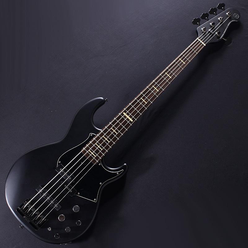 ■商品紹介お買い得中古品が入荷。現代のミュージックシーンを見据え「最強のボルトオンパッシブ」をコンセプトのもと大胆にリニューアルされたヤマハBBベース。こちらは最上位機種BBPモデルの基本スペックを可能なまで忠実に継承し、さらにパッシブ仕様が主流のBBモデルでは久々となるアクティブ仕様を採用したBB734です。BB上位モデルのウッドマテリアルとラミネート構造を継承した、アルダー/メイプル/アルダー材の3層構造によるラミネートボディ、メイプル材とマホガニー材を組み合わせスリムなグリップシェイプになった5ピースラミネートネック、ローズウッド材指板を採用しております。ボディ、ネック、ヘッドのフィニッシュにはマットブラックフィニッシュが施され、各部パーツカラーはブラックニッケル、ハイグレードアルニコ5マグネットのPJピックアップ、ブラックカラー3プライピックガードを配しております。ピックアップカバーは汎用的なデザインが用いられ、お好みでカスタマイズも可能です。アクティブベースとなる当機のコントロール部は、ボリューム/ピックアップバランサー/3バンドEQ仕様、スイッチによりアクティブ/パッシブの切り替えも可能となっておりシチュエーションに合わせたサウンドチョイスが可能となっております。また、背面にはバッテリーアラートLEDが搭載されバッテリー交換のタイミングを視認できます。当モデルでは上位機種に採用されている、ジョイント部のボルトをネックに向かって斜め45度に打ち込むことで、より強固に密着させネックとボディが一体となった強烈な鳴りを実現する6-ボルトマイタージョイント、弦のストレスを軽減しつつ弦振動をボディにしっかりと伝える、ブリッジ・サドルから45度の角度で弦をボディ裏から通すマイターストリンギングブリッジが搭載されており、楽器の鳴り、設計構造等を継承したモデルとなっています。細かな擦り傷、一部塗装のテカリ等の若干の使用感が見られますが、ネック周りや電送周りの問題は見られず、トラスロッド残/フレット残共に余裕も十分残した、まだまだ長く使えるコンディションが保たれています。普及帯モデルながら、プロからも高い評価を集める本機。お買い得中古品をお見逃しなく。Weight: ≒4.39kgS/N: #IJH203404■仕様詳細生産国：インドネシアネックジョイント：マイターボルティングスケール：34ボディ：アルダー/メイプル/アルダーネック：メイプル/マホガニー 5Pcsヘッドロゴ：バッジ+Broad Bassペグ：軽量ビンテージナット：Graphtech指板：ローズウッド指板インレイ：ショートバーフレット数：21ピックアップ：YGD V5 P/J(アルニコV)ピックガード：3プライブリッジ：ビンテージブラスライト（マイターストリンギング）コントロール：1ボリューム、1パンポット、3バンドEQ（Bass，Middle，Treble）ノブ：レギュラースモールノブハードウェア：ブラックニッケルヘッドフィニッシュ：トランスマットブラックネックフィニッシュ：トランスマットブラックギグケース付属検索キーワード：イケベカテゴリ_ベース_エレキベース_プレシジョンベースタイプ・PBタイプ_YAMAHA_BB Series_ユーズド SW_YAMAHA_ユーズド JAN:2500030928100 登録日:2026/09/09 エレキベース ヤマハ やまは