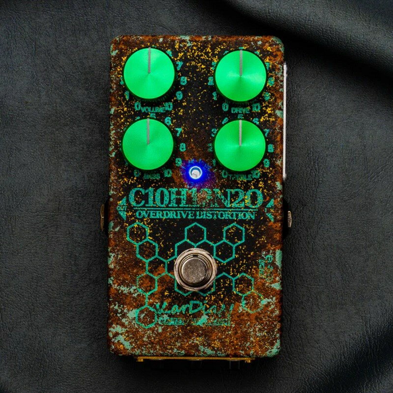 ■商品紹介TSのオリジネーター田村進氏とKarDiaNによる至高のオーバードライブのCBFモディファイ仕様が入荷！田村進氏はエフェクター界隈では知らない人のいない元Maxon(日伸音波製作所)のレジェンドエンジニアです。田村氏の持つ設計技術はチューブスクリーマーの製作に始まり数多くの素晴らしいペダルを生み出してきました。田村氏とKarDiaN北田氏、二人のエンジニアによる回路設計、そしてKarDiaNの所有する多くのエフェクターを研究し尽くし誕生したペダルです。敬意を込めて田村氏のサインがデザインされた金属プレートを本機には搭載しています。本器は同ブランドのTSベースのオーバードライブC10H12N2O(セロトニン)を基軸にヴィンテージのエッセンスを持ちながらもそことは一線を画した、全く新しいオーバードライブペダルです。特にサウンドの心臓となるのは田村氏が選び抜いた既に廃盤となっている特別なオペアンプです。こちらを数万個単位でストックすることでオリジナルサウンドを確実な物としています。その他にもOrange Dropによるカップリングコンデンサ、KarDiaNのシグネイチャートーンを担うAmtransのAMRGなど選びぬかれたコンポーネントを使用することで唯一無二のサウンドを実現しました。更にこちらは、Clean Blend & Clean LPFをペダルに施した、エレキベースでの使用も最適なモディファイ仕様です。良質なクリーンブースターをエフェクト部分にブレンドすることで、エフェクトを通した際に生じる原音の減衰を調整することができます。また、クリーン側に設けられたLPF（ローはスルーしハイをカットする機構）を調整することで原音のロー成分のみをブレンドすることができます。音程やサウンドの芯を司るロー帯域はクリーンな原音を、ミッドからハイ成分にかけてのエフェクトに一番フィットする部分は元のエフェクターサウンドで音を作ることができます。LPFを用いることでお互いをマスキングすることなく最適なサウンドコミュニケーションを取ることができるのがこのADD CBFモジュールの特徴です。KarDiaNのSerotonin Origin S.T.とADD CBFでの新しいサウンドブレンドによって、今までエフェクターを使うことで失われた原音成分を音楽的にプラスすることができます。※塗装の仕上がりは1台1台若干異なる場合がございますので、あらかじめご了承ください。■仕様詳細- SPECS -- 入力インピーダンス：2.2MΩ- 出力インピーダンス：10kΩ- コントロール：ボリューム、ドライブ、トレブル、ベース- スイッチング：トゥルーバイパス- 接続：1/4インチ標準フォーンジャック×2（入力、出力）- 電源供給方法：9VセンターマイナスDC電源- 消費電流：19mA- 寸法：幅（W）72mm、奥行き（D）121mm、高さ（H）55mm（フットスイッチ、ジャックなどの突起部を含む）- 重量：325g- 付属品：保証書検索キーワード：イケベカテゴリ_エフェクター_ベース用エフェクター_ベース用ディストーション・オーバードライブ_KarDiaN_新品 SW_KarDiaN_新品 JAN:4589825520598 登録日:2025/03/19 カーディアン カルディアン