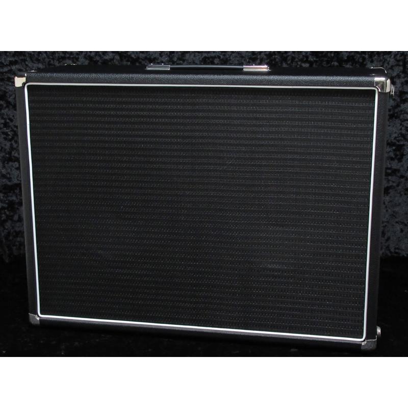 ■商品紹介※長期展示によるアウトレット品でございます。目立った傷はございませんが、コーナーガードにくすみとトーレックスに僅かな色ヤケがございます。BLUDO TONE(ブルードトーン)の国内輸入代理店を務めるJ-Sound Garageのハンドメイドキャビネット。J-Sound Garageのハンドメイドキャビネットは主に無垢のパイン材を使用しダブテイルジョイントで丁寧に組み上げております。パイン材特有の豊かな箱鳴りとG12-65の粒立ちの良いアタック感を持ち併せており、アメリカン系のクリーンサウンドとの相性は勿論、ブリテッシュ系のドライブサウンドにもドンピシャなオールラウンドスピーカーです。スピーカー2発入りのキャビネットの中では比較的軽量でありながらも、丁寧なダブテイルジョイントによりキャビネットに必要な剛性が保たれており、まるでオールドキャビネットの様な広がりのある響きが魅力です。横置き/縦置きに対応。実は他に探すと中々ない希少なパイン材の212キャビネット。BLUDO TONEのみならず、ハイパワー＆オーガニックなサウンドをお求めの方は是非お試しください。■仕様詳細SPECS・Wood：Light weight Solid Pine・Joint：Dovetail Joint・Rear Panel：Oval Opened Back・Model：Celestion G12-65 Rola Celetion LTD・Output power：130W RMS・Impedance：8Ω検索キーワード：イケベカテゴリ_ギターアンプ・ベースアンプ_スピーカーキャビネット_ギター用_2x12_J-Sound Garage_アウトレット SW_J-Sound Garage_アウトレット JAN:2500070026484 登録日:2025/11/21 2x12 スピーカーキャビネット ジェイサウンドガレージ JSOUND GARAGE