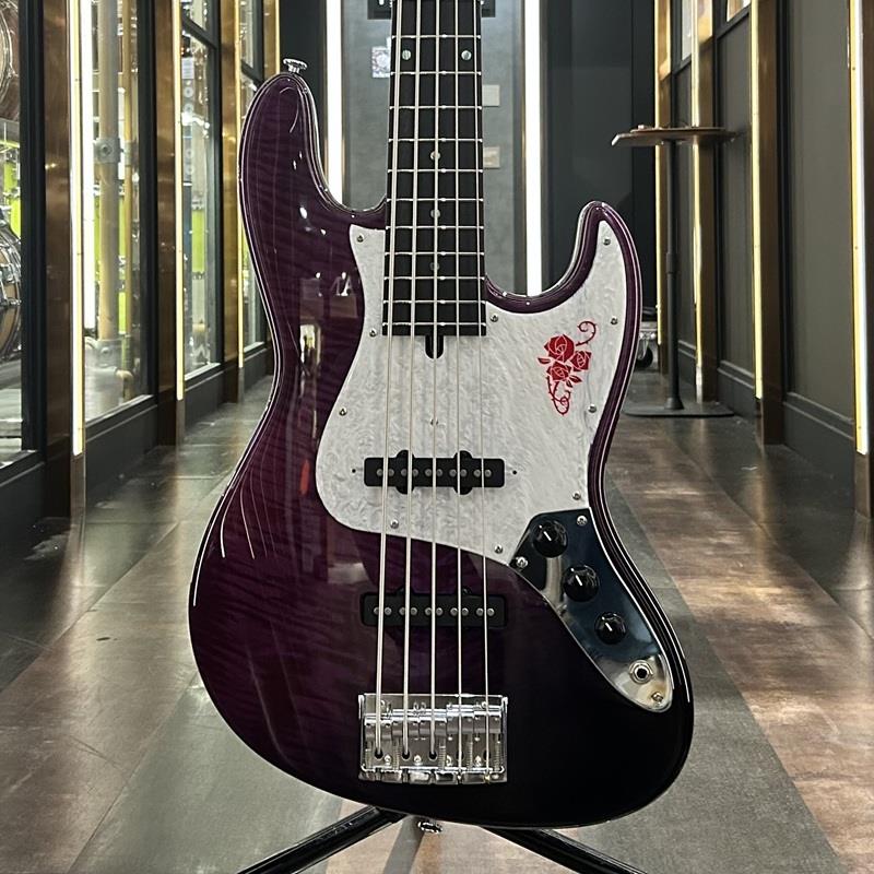 ■商品紹介MJ-TOCHI/E/IKB 50th (SELECTED PREMIUM TOCHI TOP/EBONY/PPL-GRD-MH) [Ikebe 50th Anniversary Special Edition]【イケベ楽器店創業50周年モデル】最早、momoseブランドのイメージにもなりつつある、日本固有種の「栃(トチ)」材を使用しつつ、木材スペックは勿論ながら、グラデーションカラーやバラ模様など通常モデルでは選択できない特別なデザインを纏った貴重なモデルが完成いたしました！■Selected Premium Tochi Top本機のトップには飛鳥ファクトリーの職人が厳選した木材ストックの中から、さらにイケベスタッフが選定した特別な「栃材」を使用。栃の木は日本では古くから家具材や建材に使用されることもあった歴史のある材で、豊かな杢目を持つ個体が多いことが特徴です。■Purple Gradation/Matching Headその深い杢目がしっかりと浮かび上がり存在感を見せる、パープルグラデーションカラーのマッチングヘッドで仕上げました。厳選した栃材が描く木肌のコントラストは非常に美しく、カラーリングによって様々な表情を見せてくれます。■Ebony Fingerboard/ Abalone Inlay深みのある黒を湛えたエボニー材を指板に採用。定番のローズウッドと比べて重量があり、明瞭な音の輪郭とレスポンス性、豊かに伸びるサスティーンが演奏に奥行きをもたらします。さらに指板のドットポジションマークにアバロンインレイを使用しており、漆黒の指板に高級感のあるアクセントを加えています。■Ikebe 50th Accentホワイトパールのマーブルピックガードとヘッドトップには、イケベ50周年モデルの為に特別にデザインいただいたバラ模様が施されており、1本1本の個体に施された特別シリアルナンバーとともに本機の貴重さを物語っています。■仕様詳細Body Top: Flame TochiBody: Alder2PNeck: MapleFingerboard: EbonyFrets: Jescar 9662NSNut: Oiled BoneMachineheads: GOTOH GB11WBridge: GOTOH 404BO-5Pickups: Momose VJ-5Controls: 2Vol，1ToneScale: 864mm(34inch)Width at Nut: 46.0mmRadius: 400RFinish: Top LacquerStrings: Elixir(R) NANOWEB (45-130)Weight≒4.31kgギグケース付属検索キーワード：イケベカテゴリ_ベース_エレキベース_多弦ベース_momose_新品 SW_momose_新品 JAN:4571697772151 登録日:2026/04/27 エレキベース モモセ 百瀬