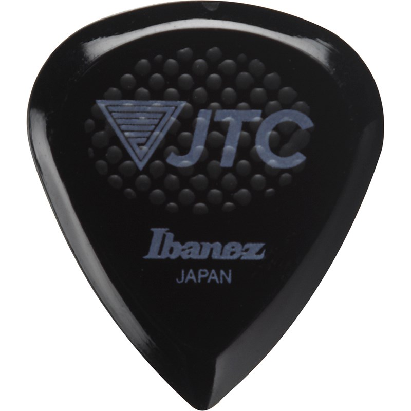 ■商品紹介Ibanez x JTC のコラボレーション で実現した THE PLAYERS PICK滑り止め加工を施した Rubber Grip モデルが登場！JTC1Rは、Ibanez と JTC のコラボレーションで実現した新次元ピック、JTC1に滑り止め加工を施したモデル。このピックは、何種類ものサンプルを作成し、JTC アーティスト達との試行錯誤を経て完成した、ギタリストのための THE PLAYERS PICKです。前身となるモデルJTC1をベースとし、Rubber Gripによる滑り止め加工を施すことで、プレイ中の汗などによる落下や滑りを防止します。Tritanと呼ばれるコポリエステル素材を使用した2.5mmの極厚仕様で、素早いピッキングを可能とすると共に、ハイブリッドピッキングとも親和性が高く、安定したトーンを生み出します。・形状: 小型ティアドロップ オリジナル形状・厚さ: 2.5mm・素材: Tritan (コポリエステル)※Tritanは、米国テネシー州にあるEastmanの化学会社の商標です。※1枚単位での販売です。検索キーワード：イケベカテゴリ_楽器アクセサリ_ピック_Ibanez_新品 SW_Ibanez_新品 JAN:4549763262202 登録日:2020/09/16 ピック ギターピック アイバニーズ イバニーズ