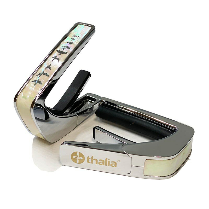 ■商品紹介これまでにないデザイン性と機能性に優れたカポタスト『Thalia Capos / タリア・カポ』。従来のカポとは一線を画す、見た目にも豪華なエキゾチック・ウッドやエキゾチック・シェル、彫刻や筐体のメッキ / フィニッシュ / カラーを採用したデザイン性に優れたモデルがあり、また、見た目のみならず機能面に関しても、通常のカポタストのように、使うギターの種類に合わせて1つずつカポを持ち替える必要がなく、フレットパッド(別売)をギターに合うものに交換するだけで簡単に、常にパーフェクトなテンション感とピッチ感で演奏する事を実現しました。フレットパッドのRには「0 for Classicals， 7.25， 9.5， 10， 12， 15， 16」の7種類があり、『スタンダード・テンション』と『ハイ・テンション』の計14種類。使用するギターや演奏に合わせてカスタマイズする事が可能です。・スタンダードテンション (弦に接するフレットパッド部分が標準的なモデル)・・・ 一般的なギター用・ハイテンション (弦に接するフレットパッド部分が厚いモデル)・・・ 薄いネック、12弦、ウクレレ、マンドリン、バンジョー用その他、握りこんで開く「リバース・アクション」機能が採用されており、1弦側からカポを取り付ける事で、演奏のポジションから手を返す事なくスムーズに指板上でカポを移動させる事を可能にします。Thalia Caposは様々な楽器に使用される事を想定しており、常に適切なテンション感で演奏していただけるよう全ての製品の内蔵スプリングの圧力が約7.5kgになるように、ひとつひとつ徹底した品質管理のもと製作されております。デザイン面、機能面、品質面、テンション感とピッチ感、すべてにおいてパーフェクトなカポタストです。※木目や貝模様は、天然素材を使用しているため個体により異なります。予めご了承ください。※パッケージ縮小に伴い、付属のフレッドパッドは12インチラディアス（Standard tension pad / High tension pad）2種類のみとなります。その他パッドをお求めの場合、別売にてご用意となります。検索キーワード：イケベカテゴリ_楽器アクセサリ_カポタスト_Thalia Capo_新品 SW_Thalia Capo_新品 JAN:4525421218033 登録日:2023/11/29 カポ カポタスト