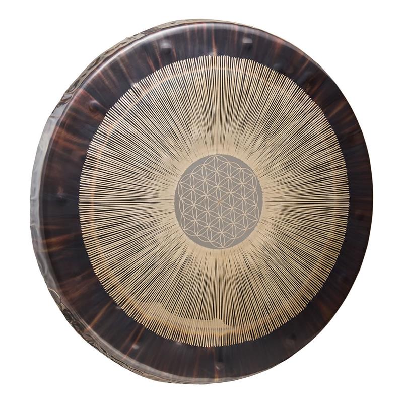 ■商品紹介＜Flower of Life Soundscape Gong 24''＞Soundscape Gongシリーズに、深いグラウンディング感のある64Hzチューニングのモデルが追加されました。低周波の振動と音が、聴く人を静けさと内的なつながりの状態へと導きます。Soundscape Gongは高品質なニッケルシルバーを用い、ドイツ・グーテンシュテッテンの工場にて、一枚一枚丁寧に製作されています。繊細なタッチにも反応し、豊かで複雑、かつ奥行きのあるサウンドスケープが立ち上がるのが特長です。マレットを当てやすい十分な幅のエッジ設計により、安定した演奏性も実現しています。持ち運びと保護に優れたプレミアム・トラベルバッグと、2本のマレット（MGM1 & MGM2）、手持ち演奏を可能にするゴングハンドル（G-HANDLE）、グローブが付属します。チューニング：64 Hz = C2サイズ：24'' / 60 cm素材：Nickelsilverv検索キーワード：イケベカテゴリ_パーカッション_その他パーカッション_MEINL_新品 SW_MEINL_新品 JAN:0842960114812 登録日:2026/03/10 パーカッション マイネル