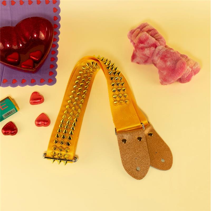 ■商品紹介■デザインチアでパンクでキュートな最強ガールズバンド『NI-HAO!!!!（ニーハオ!!!!）』のベーシスト、YELLOW MIWAKOさんモデルのギターストラップを、なんと！tsundrum_chanが制作させて頂きました！NI-HAO!!!!：www.instagram.com/ni_hao_is_here?igsh=aWtrZmgyMWxwbTB3メンバーカラーがイエローのMIWAKOさんは、とびっきりの笑顔が魅力のボーイッシュ・キュートなベーシストさん。そんな彼女が選んでくださったのが、tsundrum_chanの代名詞「カラフルスタッズ」のギターストラップ。イエローベルト×イエロースタッズに、敢えてのピンクゴールドのラメエナメル革と、MIWAKOさんのセンスが光る一品になっています！柔らかなシートベルト素材を使用しているので、見た目とは裏腹に肩に優しくフィットし、長時間の演奏でも疲れにくい優れもの。更に「カラフルスタッズギターストラップS」シリーズは、使用する接着剤がさらに強力になって破損の心配も軽減されています。アグレッシブなプレイスタイルの方にはストラップロックの使用をオススメいたします。すべての怒れるバンドマン・バンド女子に捧ぐ！（もちろんそれ以外の方にも！）■サイズ・長さ　約98cm?約137cm（穴から穴まで）・ベルト幅　約5cm■注意事項＊こちらの商品は他ECサイトでも販売しております。在庫情報の更新は迅速を心掛けておりますが、万一ご注文時に売り切れていた際は、商品がご用意できない場合がございますのでご了承ください。＊画像の色味は屋内外の光の照射や角度により実物と異なって見える場合がございます。ご了承ください。＊外国製のシートベルト素材のため、若干の汚れや僅かなほころびがある場合がございます。目立つ物は使用しておりませんが、画像でご確認頂きますようお願いいたします。＊外国製の装飾用スタッズを接着しております。スタッズに一部細かなキズや塗装ハゲがある場合がございます。たっぷり着けた透明接着剤がはみ出している箇所がございますので、画像でよくご確認ください。また、濡れや擦れ等により衣服に色移りしてしまう可能性がございますので、ご注意頂けますようお願いいたします。＊本革を使用しているため、細かなキズやシワ、厚みが均一でない部分があります。画像でよくご確認ください。＊実務経験のない素人のハンドメイド作品です。持ち得る技量内で最善は尽くしておりますが、真っ直ぐ縫えていない箇所や糸の始末が不格好な箇所がございます。画像をご確認頂き、納得の上ご購入ください。＊一つ一つ手作りのため個体差がございます。検索キーワード：イケベカテゴリ_楽器アクセサリ_ギターストラップ_tsundrum_chan_新品 SW_tsundrum_chan_新品 JAN:4571642985124 登録日:2026/05/29 ストラップ カワイイ 日本製 おしゃれ 女子 ケース