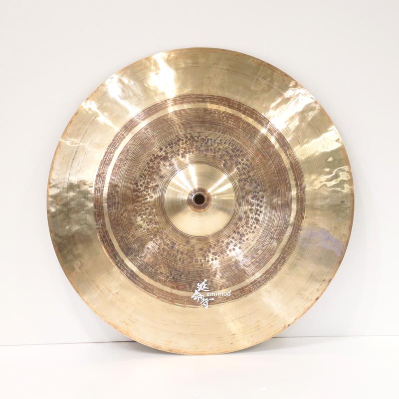 ■商品紹介大阪発シンバルブランド「emjmod cymbals」大阪を中心に活動中のアーティスト「延命寺 a.k.a emj」の独創的かつ柔軟なアイデアから生み出されるシンバルブランド。サウンドはもちろんのこと、ルックスの美しさも追及されております。手作業で製作している為、細かいキズや指紋汚れ等がある場合がございます。予めご了承下さい。＜Reverse China＞通常とはカップが逆向きのチャイナシンバル。外周の反り返り部分を広めに取ることで、硬質的なアタックを軽減。演奏可能な範囲が広く、エフェクトクラッシュ的な使い方もできるシンバルに仕上げている。サイズ：16''ウェイト（実測値）：約1305gMade in Japan検索キーワード：イケベカテゴリ_ドラム_シンバル_チャイナシンバル_emjmod_新品 SW_emjmod_新品 JAN:2500190696758 登録日:2025/05/29 イーエムジェイ 延命寺 シンバル ドラム