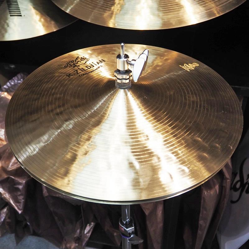 ■商品紹介Zildjian コンスタンチノープル・シリーズ限定生産 K Constantinople Light Hihat 14''の登場です。- K Constantinople -1998年に登場して以降、世界中のドラマーを魅了してきたZildjianのシンバルシリーズ。ハイハットシンバルのバリエーションは、発売以来ひとつだけだったのはご存じでしょうか。Zildjian社に協力を仰ぎ実現したこちらは、ラインナップを支えた既存モデルよりも薄く仕上げられたLight Hihat。もう一つの可能性。イケベ50周年記念モデルとして数量限定で販売させていただきます。-Zildjianによる解説-14インチ Kコンスタンティノープル・ライト・ハイハットは、従来モデルよりも薄い設計により、ローピッチな基音と軽やかなサウンドを実現しています。オープン時には、ほのかなスプラッシュ感が加わるのも特徴です。繊細なタッチにもしっかりと反応し、打感の繊細さと上品な煌めきを感じ取ることができます。また、Kコンスタンティノープル・クラッシュと同様の最新ハンマリングにより、豊かなダーク・オーバートーンが広がる奥行きのあるサウンドレンジを備えています。ライトウェイトでありながら高いレスポンスと広いダイナミックレンジを持ち、ジャンルを問わず自然に溶け込む、汎用性の高いハイハットです。サイズ：14インチ・ペアウェイト：Top/Thin：Bottom/Medium※店頭試奏が可能なため、打痕が残る場合がございます。あらかじめご了承くださいませ。検索キーワード：イケベカテゴリ_ドラム_シンバル_ハイハット_Zildjian_K Constantinople_新品 SW_Zildjian_新品 JAN:0642388333693 登録日:2026/02/27 シンバル ジルジャン Kコンスタンチノープル