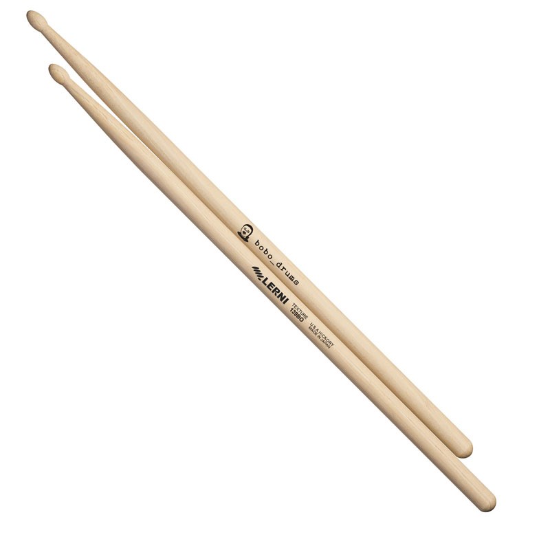 ■商品紹介【LERNI DRUM STICK：SIGNATURE SERIES / bobo（MIYAVI、フジファブリック、くるり、TK from 凛として時雨）】＜LERNI DRUM STICK（レルニ・ドラム・スティック）＞厳選された良質な木材を使い、加工から仕上げまでの全工程を日本国内の工場で制作しているスティックです。熟練した職人の技術によって1本1本精巧に加工され、最終工程まで厳しい目によって選ばれたものが製品として出荷されます。それぞれのモデルは設計段階において、さまざまなプロドラマーの意見を反映させて作られていて、バランスだけではなくサウンド面でも高いクオリティーを追及しています。＜HICKORY TEXTURE SERIES（ヒッコリー・テクスチャーシリーズ）＞テクスチャーシリーズは、無垢のスティック表面をサンドペーパーで仕上げしたシリーズです。手に汗をかいてもスティック表面から吸収効果もあり、演奏中でもしっかりグリップすることができます。＜SIGNATURE SERIES / bobo（MIYAVI、フジファブリック、くるり、TK from 凛として時雨）＞140Aを0.1mmシェイプし、長さを2mmプラスすることで、シャープでパワフルなサウンドと緻密なコントロール性を兼ね備えたモデルです。＜スペック＞品番：S-139BOサイズ：13.9mm×408mm材質：U.S.A HICKORYチップ：WOOD TIPフィニッシュ：TEXTURE FINISH検索キーワード：イケベカテゴリ_ドラム_スティック_LERNI_新品 SW_LERNI_新品 JAN:4949748101265 登録日:2015/12/21 スティック ドラムスティック レルニ