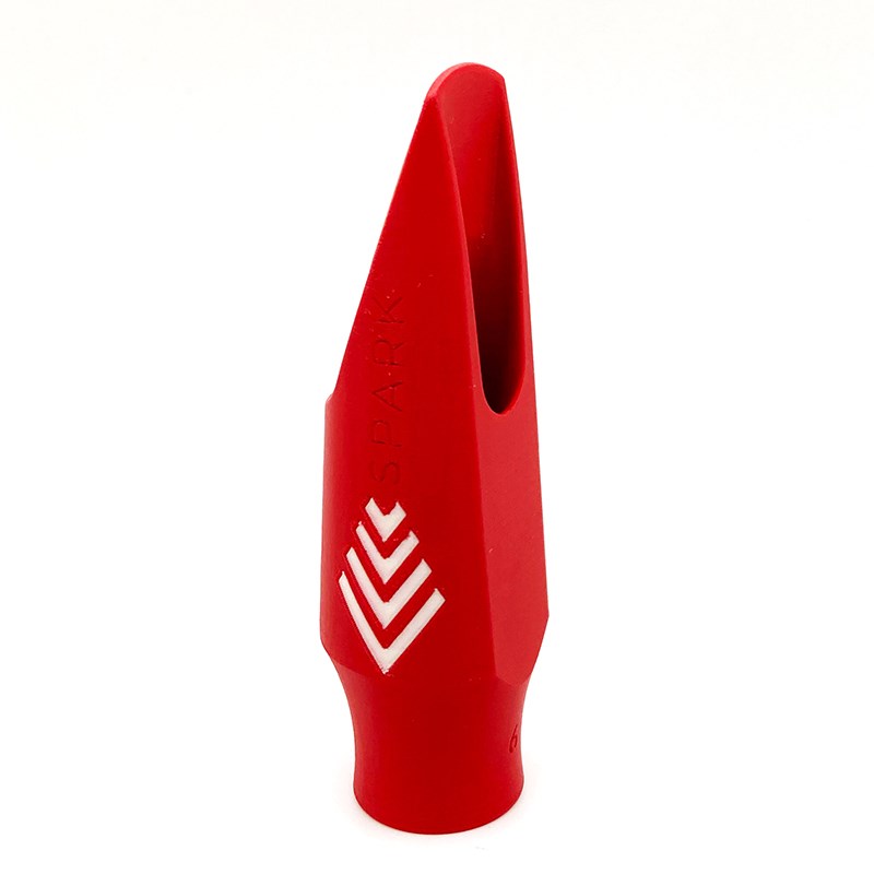 ■商品紹介// Syos Alto Originals Saxophone mouthpiece - Spark //ステップバッフルとミディアムチェンバーを持ち、非常に明るく芯のあるパワフルなサウンドが特徴。ロックやファンクのグループで目立つのに最適です。デイヴィッド・サンボーンに近いサウンドスタイル。【Syosとは】Syos は Shape Your Own Sound の略で、直訳は【独自のサウンドを創る】。プレイヤーが求めるサウンドに少しでも近づけるサポートをしたい、という意思がブランドの名前に込められています。Syosのマウスピースは、2016 年にフランス・パリで誕生しました。管楽器音響の専門家である Pauline と聴覚知覚の専門家である Maxime が出会い、Syosマウスピースのコンセプトが生まれました。マウスピースにとって重要な要素である内部形状。バッフルの形状と長さ、チャンバーの形状とサイズ、マウスピースの開き、フェイシングカーブなど…。それらを3Dプリンタを用いて1/100 ミリメートルの精度で調整します。その積み重ねにより各パラメーターの影響を研究しデータ化。奏者が望むサウンドを正確に得られるマウスピースの生産に成功しました。■仕様詳細■オープニングラインナップ「5」(1.65mm)…メイヤー4番弱、セルマーC**相当「6」(1.91mm)…メイヤー6番弱、C.レイキーラバー4番相当「7」(2.16mm)…メイヤー8番弱、C.レイキーラバー6番相当「8」(2.41mm)…メイヤー該当なし、C.レイキーラバー8番相当（あくまで目安とお考え下さい）■材質：ABS樹脂■型番：SYOS-AS-SP■カラー：Red&White (Spark限定カラー)■付属品：外箱、巾着袋　※リガチャー・キャップ別売検索キーワード：イケベカテゴリ_管楽器・吹奏楽器_サックス用アクセサリ_マウスピース_アルトサックス用_Syos_新品 SW_Syos_新品 JAN:3701627906900 登録日:2024/12/09 マウスピース サイオス SYOS