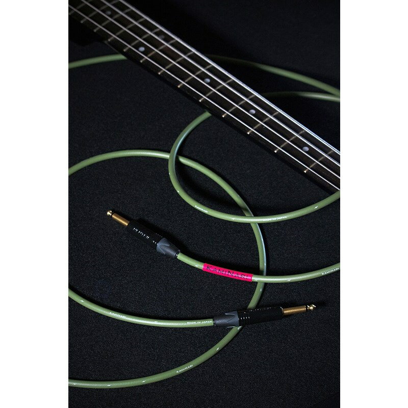 ■商品紹介KAMINARI 神鳴 Electric Bass Cable主役である楽器とアンプから生み出されるサウンドを、最大限に表現することが出来る、KAMINARI エレクトリックベースケーブルのセカンドモデル。ベース専用ケーブルにありがちな低音域を過度に強調する方法では、バンドアンサンブルの中ではサウンドの輪郭がぼやけてしまう傾向が見られた。そこでKAMINARI GUITARSでは、中音域をタイトにすることで、エレクトリックベース本来の自然な低音域と高音域のパワー感が生まれることに着目。無酸素銅線と錫メッキ銅線を独自配列することにより、程よい低音を含んだ存在感のあるベースサウンドを引き出すことに成功した。また、シースにはアクセントとして小さな稲妻マークがあしらわれている。特製ケーブルポーチが付属。※KAMINARIケーブル製品には、株式会社小島半田製造所の音響用はんだ「HMXシリーズ」を使用しております。株式会社小島半田製造所は、徹底した品質管理と長年の経験と実績で培った生産技術を活かし、これまでに様々なはんだを開発しています。その取り組みの一つである音響用はんだ「HMXシリーズ」は特殊技術により、はんだに含まれる微細な酸化物を極限まで取り除き、圧倒的な音の立ち上がりの速さと倍音量を実現。不自然な誇張をせず、高音域から低音域まで広いレンジの原音を損なう事なく表現し、KAMINARIケーブルの性能を最大限に発揮します。Color : 鶯 -UGUISU-■初回ロット限定品として、特製ケーブルポーチが付属※画像はサンプルです。実際のケーブルの長さとプラグの形状は異なる場合がございます。検索キーワード：イケベカテゴリ_楽器アクセサリ_シールドコード_シールドコード_KAMINARI_新品 SW_KAMINARI_新品 JAN:4562317462385 登録日:2024/08/11 シールドコード ギターシールド シールド シールドケーブル ギターケーブル