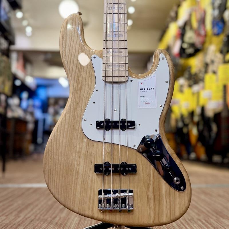 ■商品紹介【数量限定特価】ペグをGOTOH FB30へ換装し、チューニングの精度や安定感が増したお買い得なモディファイ品！Made in Japan Heritageは、ヴィンテージ楽器がプレイヤーに与える至高の演奏体験を追求したシリーズです。Fender Custom Shopでマスタービルダーとして名を馳せ、ヴィンテージ楽器に対して深い造詣を誇るマーク・ケンドリックの監修を得て採用された、ヴィンテージファンを魅了するスペックを詰め込んでいます。HeritageシリーズのすべてのモデルはUSA製品のプロファイリングデータを元に設計されており、ボディシェイプやネックシェイプも年代に合わせて採用。クロスワイヤーのピックアップやピックアップのセッティングとトーン、ボディのカラーの再現性など、細部に至るまでフェンダーの正統な系譜を受け継いでいます。Made in Japan Heritage 70s Jazz Bassはアッシュボディにグロスフィニッシュを施しています。20本のヴィンテージスタイルフレットを装備した7.25インチラジアスの1975 Uシェイプメイプルネック、4サドル式ヴィンテージスタイルブリッジ、そしてHeritageシリーズのために特別に選定されたピックアップなど、本製品を構成するすべての仕様はクラシックなプレイアビリティと甘いヴィンテージトーンを実現するためにこだわり抜かれています。多くの偉大なミュージシャンを虜にしてきたフェンダーの唯一無二のプレイアビリティと味わい深いトーンが、Heritageシリーズで体験いただけます。※元のペグは付属いたしませんので、予めご了承ください。■仕様詳細Series: HeritageBody Material: AshBody Finish: Gloss PolyesterNeck: Maple， 1975 UNeck Finish: Gloss UrethaneFingerboard: Maple， 7.25 (184.1 mm)Frets: 20， VintagePosition Inlays: White Pearloid Block (Maple)Nut (Material/Width): Bone， 1.5 (38.1 mm)Tuning Machines: Pure Vintage ‘70s with Fender LogoScale Length: 34 (86.36 cm)Bridge: 4-Saddle Vintage-StylePickguard: 3-Ply EggshellPickups: Premium Vintage-Style 70s Single-Coil Jazz Bass (Bridge)， Premium Vintage-Style 70sSingle-Coil Jazz Bass (Middle)Pickup Switching: NoneControls: Volume 1. (Middle Pickup)， Volume 2. (Bridge Pickup)， Master ToneControl Knobs: Black PlasticHardware Finish: Nickel/ChromeStrings: Nickel Plated Steel (.045-.105 Gauges)ギグケース付属検索キーワード：イケベカテゴリ_ベース_エレキベース_JBタイプ_Fender Made in Japan_Heritage Jazz Bass_アウトレット SW_Fender Made in Japan_アウトレット JAN:2500030800321 登録日:2026/07/22 エレキベース フェンダー ふぇんだー フェンダージャパン フェンジャパ フェンダーJ ジャズべ ジャズベース