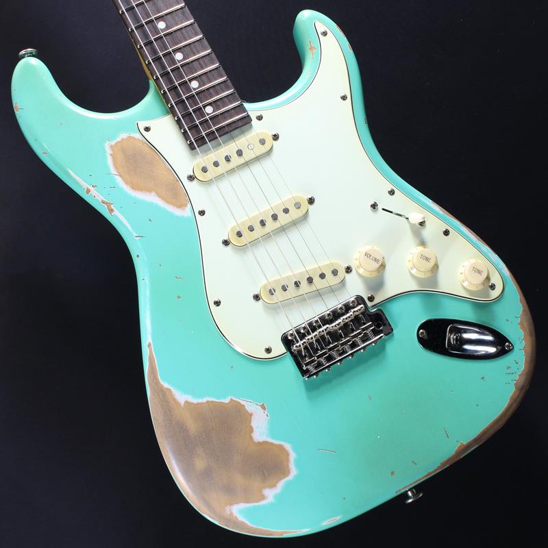 ■商品紹介使い込まれた雰囲気を放つエイジド加工を施した特別オーダーモデル！momose Custom Craft Guitarその高い完成度に定評のある「モモセ」。ビンテージギターの基本構造を継承しながら、より現代的なアップデートを随所に盛り込んだORIGINALシリーズ。「材の個性に応じた加工により材の鳴りをそのまま引き出す」という百瀬氏の製作理念を形にしたラインナップです。ジョイントプレートを落とし込んだヒールカットやウッドバインディング、更にはオリジナル・ヘッド・ストック等、momoseならではのスペックが詰め込まれた大人気モデルです。コチラはアルダーボディにローズウッド指板採用の「MC1-STD/R」。これぞ「Made In Japan」の底力！◆Momose Original Series『MC』トラディショナルなSTスタイルを継承しつつも、Momose独自にブラッシュアップしたオリジナルモデル『MC』。飛鳥工場の職人により、木工から塗装、組み込みまで一本一本手作業にて仕上げられました。その丁寧な作りから生まれるプレイアビリティの高さは、多くのトッププレイヤー達からも評価されており、Momoseブランドの確かなクオリティを体現します。◆ハイポジションの演奏性が高まるホーン部の広さMCモデルはトラディショナルなSTタイプと比べ、高音弦側のホーン部の抉りが大きく取られています。これによりハイポジションの演奏性が高まるほか、手が大きなプレイヤーの方でもストレス無くハイフレットに向かって駆け上がるプレイが可能になります。◆ジョイントプレートの落とし込み加工トラディショナルなサウンド特性を損なわない為にオーソドックスなプレートジョイントを採用しながらも、プレート部を落とし込み加工し、演奏性の向上も実現しています。◆指板トラブルを防ぐウッドバインディング指板サイドには指板と同材を使用したウッドバインディングが施されています。これにより指板サイドが非常に滑らかになるほか、フレットのバリが飛び出してしまうようなトラブルも防止します。◆広めに取られたロッドアジャスト独自形状のヘッドストック部には、スムーズなネックアジャストを可能とする広めのアジャストホールが設けられています。より調整がし易い様に形状も広めに配慮されています。◆Momose VS-1ピックアップMomoseオリジナルのピックアップ『VS-1』をマウント。シングルコイルらしい歯切れとモダンな扱いやすさを持ち、様々な音楽ジャンルに対応しうるトーンにチューニングしました。Momoseが送る妥協なきサウンドをぜひご体感ください。■仕様詳細SpecificationBody: Alder 2PNeck: MapleFingerboard: Indian RosewoodNut: Oiled BoneBridge: GOTOHGE108TSMachineheads: GOTOHSD91-05M MGFret: JESCARFW9662-NSPickups: Momose VS-1Controls: 1Vol，2Tone，5Way PU SelectorScale Length: 648mm(25.5inch)Width at Nut: 42.0mmFingerboard Radius: 210RFinish: All LacquerString: ElixirNANOWEB Light(.010-.046)Accessories: プロテクトケース、六角レンチ、保証書約3.24kg検索キーワード：イケベカテゴリ_エレキギター_STタイプ_momose_MC Models (Original ST Type)_新品 SW_momose_新品 JAN:4571697770997 登録日:2026/03/10 エレキギター モモセ 百瀬