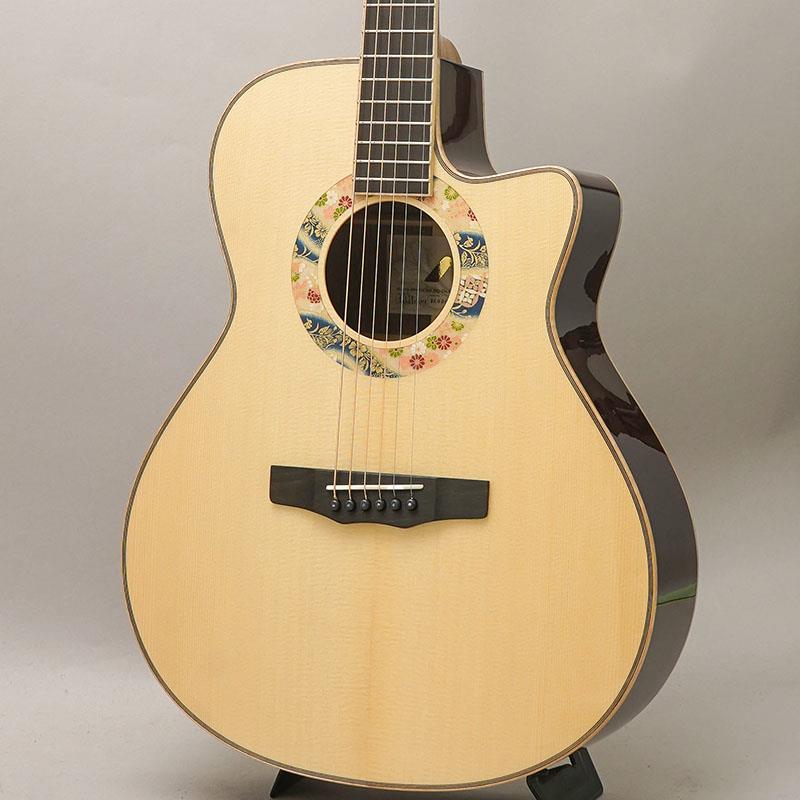 ■商品紹介当店スタッフによる厳選個体！MORRIS HAND MADE PREMIUMフィンガースタイルギター往年の銘器S-101IIIより、サウンドメッセ in OSAKA 2026に出展されたモデルが登場！！国産メーカーとして長い歴史を持ち、レジェンドミュージシャンからアマチュアまで広くファンの多いモーリス。丁寧な製作ながら驚異的なコストパフォーマンスを誇り、フォークスタイルからフィンガースタイルまで網羅する広いラインナップを展開しております。本器「S-LTD ARASHIYAMA」は、サウンドメッセ in OSAKA 2026の出展作品として製作された希少な限定モデルとなります。何よりも特筆すべきは、京都産の和紙を用い、ヘッド天神板とロゼッタに施された美麗なインレイでしょう。--------------------------------------------------京都産・和紙「友禅紙」本シリーズに採用している和紙「友禅紙」は、着物の友禅染を思わせる、華やかで繊細な意匠をまとった装飾和紙です。その名は、江戸時代中期に友禅染の技法を生み出した絵師・宮崎友禅斎に由来しており、当時の人々を魅了した美意識が、時代を越えて今も息づいています。多くの人に愛された友禅染と同じく、この友禅紙もまた、暮らしの中で広く親しまれる存在として生み出されました。製法には友禅染の技法が応用されていますが、染料ではなく顔料を用いることで、鮮やかな色彩を長く保ち、時の流れの中でもその美しさを損なうことがありません。和紙の上にスクリーンを重ね、一色ごとに型を替えながら、職人が呼吸を合わせるように色を重ねていきます。その繊細な手仕事の積み重ねによって、一枚ごとに異なる表情を楽しむことができます。機械では決して再現することのできない奥行きが宿っています。 --------------------------------------------------トップ材には美しい白肌のイングルマンスプルース、サイドバックにはインディアンローズウッドを採用。フィンガースタイル専用機として技術を注ぎ込まれた本器は、ベース・メロディラインの分離感が感じられながらも、煌びやかな倍音が心地よい響きを生み出します。ピッキングに対して十分な音量感でのレスポンスがあり、華やかで美しい音色へと仕上がっております。日本の伝統工芸品と国産メーカーの職人芸が織りなす『和』を基調とした一本。限定の機種となりますので、この機会に是非ご検討ください。■仕様詳細-SPEC-Body Style: Grand Auditorium / Deep Round Back / Venetian CutawayTop: Solid Engelmann SpruceBack: Solid Indian RosewoodSide: Solid Indian RosewoodTop Bracing: Scalloped XX BracingBack Bracing: X BracingNeck: MahoganyFingerboard: EbonyBridge: EbonyNut Width: 44mmScale: 652mmHead Tuner: GOTOH/SG381-01 GG CNut Material: BoneSaddle Material: BoneBridge Pins: Graph Tech/BLACK TUSQPU System: NoneFinish: GlossColor: NATCase: MHB-2 Hard Case検索キーワード：イケベカテゴリ_アコースティック・エレアコギター_アコースティックギター_MORRIS_新品 SW_MORRIS_新品 JAN:4949748127463 登録日:2026/05/30 アコースティックギター アコギ モーリス