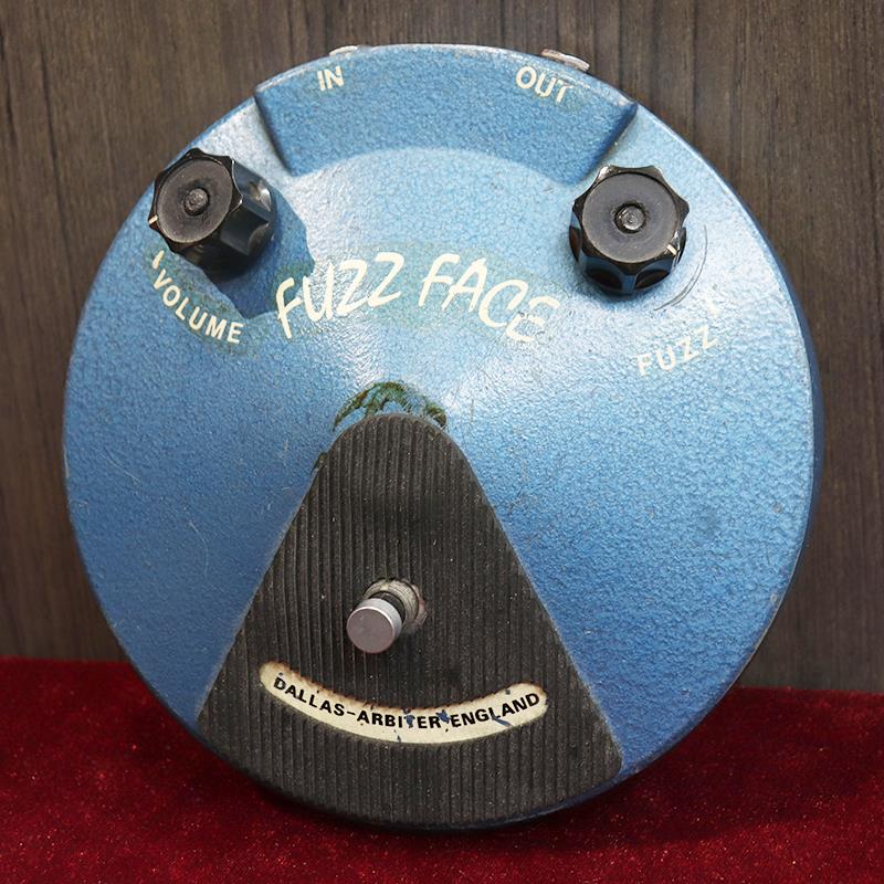 ■商品紹介伝説のエフェクトペダル『Fuzz Face（ファズフェイス）』。レジェンドアーティスト達の使用はもちろんのこと、リイシューモデルやインスパイアモデルが数多生産されていることでもおわかりの通り、そのサウンドは現在も様々なシーンにて求められております。今回入荷は各部の仕様から1972年頃の出荷と判断しております。筐体にキズや使用感、デカールロゴの経年による色やけ、スイッチまわりゴムパットの縮み、金属パーツのくすみはみられますが、比較的きれいなコンディションといえるでしょう。コントロールノブ上部のメタルプレートは欠損しています。トランジスタはBC209Cを二基搭載。粒の粗い強い歪みが特徴で、Fuzzを上げていくにつれて過激さと荒々しさが増してくる魅力的な1台です。付属品：なし-------Heartman Vintage Guitarsは池部楽器店のヴィンテージ・ギター＆ベースの専門店です-------検索キーワード：イケベカテゴリ_エフェクター_ギター用エフェクター_歪み系_ファズ_DALLAS ARBITER_ユーズド SW_DALLAS ARBITER_ユーズド JAN:2500070073877 登録日:2026/05/04 エフェクター コンパクトエフェクター ストンプボックス