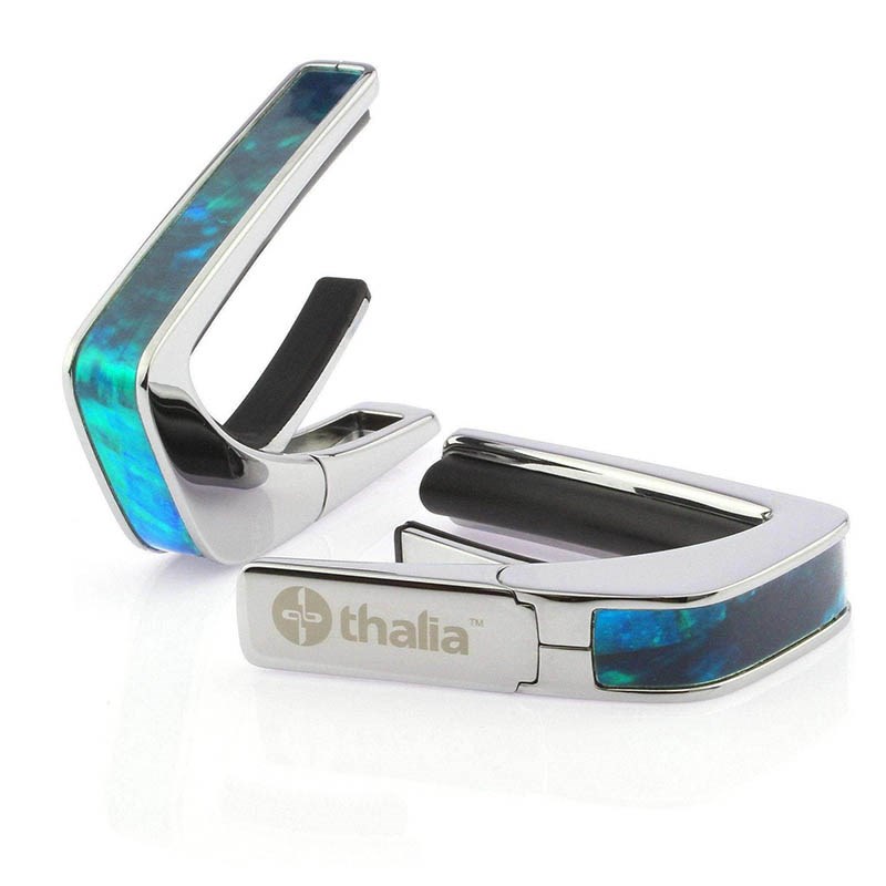 ■商品紹介これまでにないデザイン性と機能性に優れたカポタスト『Thalia Capos / タリア・カポ』。従来のカポとは一線を画す、見た目にも豪華なエキゾチック・ウッドやエキゾチック・シェル、彫刻や筐体のメッキ / フィニッシュ / カラーを採用したデザイン性に優れたモデルがあり、また、見た目のみならず機能面に関しても、通常のカポタストのように、使うギターの種類に合わせて1つずつカポを持ち替える必要がなく、フレットパッド(別売)をギターに合うものに交換するだけで簡単に、常にパーフェクトなテンション感とピッチ感で演奏する事を実現しました。フレットパッドのRには「0 for Classicals， 7.25， 9.5， 10， 12， 15， 16」の7種類があり、『スタンダード・テンション』と『ハイ・テンション』の計14種類。使用するギターや演奏に合わせてカスタマイズする事が可能です。・スタンダードテンション (弦に接するフレットパッド部分が標準的なモデル)・・・ 一般的なギター用・ハイテンション (弦に接するフレットパッド部分が厚いモデル)・・・ 薄いネック、12弦、ウクレレ、マンドリン、バンジョー用その他、握りこんで開く「リバース・アクション」機能が採用されており、1弦側からカポを取り付ける事で、演奏のポジションから手を返す事なくスムーズに指板上でカポを移動させる事を可能にします。Thalia Caposは様々な楽器に使用される事を想定しており、常に適切なテンション感で演奏していただけるよう全ての製品の内蔵スプリングの圧力が約7.5kgになるように、ひとつひとつ徹底した品質管理のもと製作されております。デザイン面、機能面、品質面、テンション感とピッチ感、すべてにおいてパーフェクトなカポタストです。※木目や貝模様は、天然素材を使用しているため個体により異なります。予めご了承ください。※パッケージ縮小に伴い、付属のフレッドパッドは12インチラディアス（Standard tension pad / High tension pad）2種類のみとなります。その他パッドをお求めの場合、別売にてご用意となります。検索キーワード：イケベカテゴリ_楽器アクセサリ_カポタスト_Thalia Capo_新品 SW_Thalia Capo_新品 JAN:4525421218323 登録日:2023/11/29 カポ カポタスト