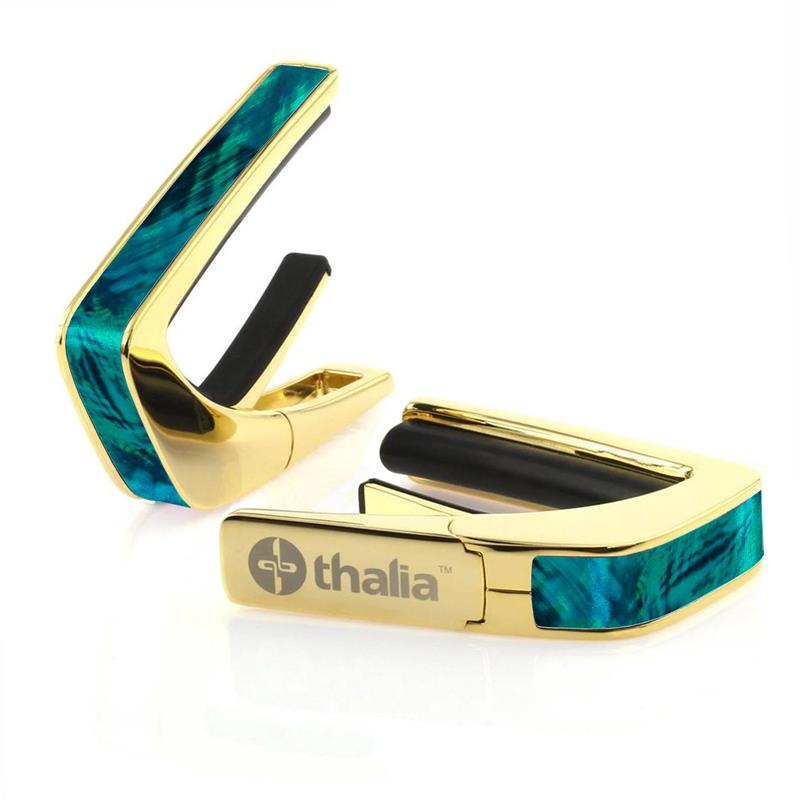 ■商品紹介これまでにないデザイン性と機能性に優れたカポタスト『Thalia Capos / タリア・カポ』。従来のカポとは一線を画す、見た目にも豪華なエキゾチック・ウッドやエキゾチック・シェル、彫刻や筐体のメッキ / フィニッシュ / カラーを採用したデザイン性に優れたモデルがあり、また、見た目のみならず機能面に関しても、通常のカポタストのように、使うギターの種類に合わせて1つずつカポを持ち替える必要がなく、フレットパッド(別売)をギターに合うものに交換するだけで簡単に、常にパーフェクトなテンション感とピッチ感で演奏する事を実現しました。フレットパッドのRには「0 for Classicals， 7.25， 9.5， 10， 12， 15， 16」の7種類があり、『スタンダード・テンション』と『ハイ・テンション』の計14種類。使用するギターや演奏に合わせてカスタマイズする事が可能です。・スタンダードテンション (弦に接するフレットパッド部分が標準的なモデル)・・・ 一般的なギター用・ハイテンション (弦に接するフレットパッド部分が厚いモデル)・・・ 薄いネック、12弦、ウクレレ、マンドリン、バンジョー用その他、握りこんで開く「リバース・アクション」機能が採用されており、1弦側からカポを取り付ける事で、演奏のポジションから手を返す事なくスムーズに指板上でカポを移動させる事を可能にします。Thalia Caposは様々な楽器に使用される事を想定しており、常に適切なテンション感で演奏していただけるよう全ての製品の内蔵スプリングの圧力が約7.5kgになるように、ひとつひとつ徹底した品質管理のもと製作されております。デザイン面、機能面、品質面、テンション感とピッチ感、すべてにおいてパーフェクトなカポタストです。※木目や貝模様は、天然素材を使用しているため個体により異なります。予めご了承ください。※パッケージ縮小に伴い、付属のフレッドパッドは12インチラディアス（Standard tension pad / High tension pad）2種類のみとなります。その他パッドをお求めの場合、別売にてご用意となります。検索キーワード：イケベカテゴリ_楽器アクセサリ_カポタスト_Thalia Capo_新品 SW_Thalia Capo_新品 JAN:4525421218330 登録日:2023/11/29 カポ カポタスト