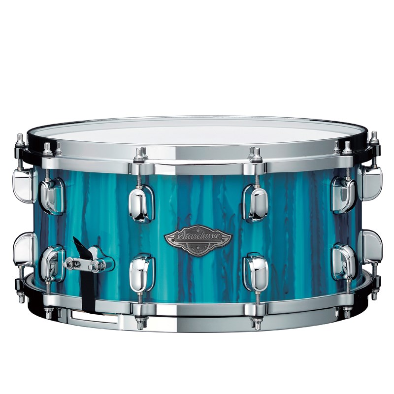 ■商品紹介[Starclassic Performer Snare Drum]Starclassic Performer シリーズは、シェル材やハードウェアを時代のニーズに合わせて見直し、進化させたことで、 Starclassic のもつ「優れたシェル鳴り」はそのままに、お求めやすい価格を実現したスネアドラムです。バランスの取れたクリアでパンチのあるサウンドを奏でるメイプルバーチのハイブリッドシェルを採用。お求めやすい価格を実現しながらも、プロドラマーをも満足させるサウンドを目指した新しいシリーズのスネアドラムです。＜主な特徴＞●Shells (Maple/Birch)シェル材には、内側の 2ply にメイプルを、外側にバーチを組み合わせたハイブリッドシェルを採用。メイプル材の持つウォームで音抜けの良いシェル鳴りに、バーチ材のはっきりした音像とソリッドなアタックを加えることで、バランスの取れたクリアでパンチのあるサウンドを実現します。●Die-Cast Hoops高い剛性を持つ亜鉛ダイキャスト製フープが、ヘッドとフープの接触面を常に垂直に保ちシビアなチューニングにも敏感に対応します。基音のはっきりしたパワーのあるサウンドも大きな魅力。●MLS30A Strainerレバーを水平方向に回転させてON/OFFを切り替える機構を採用したストレイナーです。演奏中にスナッピーのテンションが緩みにくい構造であり、かつ不意にスイッチがOFFになってしまう事態を防ぎます。また、ストレイナー/バット共通してスナッピーコード/テープを固定するカバーがスライドする機構を採用。本体とカバーの間にコード/テープを通す、という作業から解放される画期的なシステムです。●EVANS Heads打面ヘッドには、耐久性と表現力に優れた EVANS G1 コーテッドヘッドを採用。オープンで明るく、倍音豊かなサウンドを得られます。■仕様詳細＜スペック＞フィニッシュ：Sky Blue Aurora (SKA)サイズ：14×6.5シェル：6mm，4ply Birch + inner 2ply Mapleフープ / テンション数：Die-Cast Hoop / 10ラグ / ボルト：MSL-SCT / MS648SHPストレイナー / バット：MLS30A / MLS30Bスナッピー：MS20RL14C (Hi-carbon Steel / 20-strand)ドラムヘッド：EVANS G1 Coated / Resonant 300Made in China付属品：ソフトケース、チューニングキー※画像はイメージです。※メイン（正面）以外の画像は、別カラーのモデルとなっております。検索キーワード：イケベカテゴリ_ドラム_スネアドラム_TAMA_新品 SW_TAMA_新品 JAN:4549763306425 登録日:2022/01/06 スネア スネアドラム タマ 星野楽器