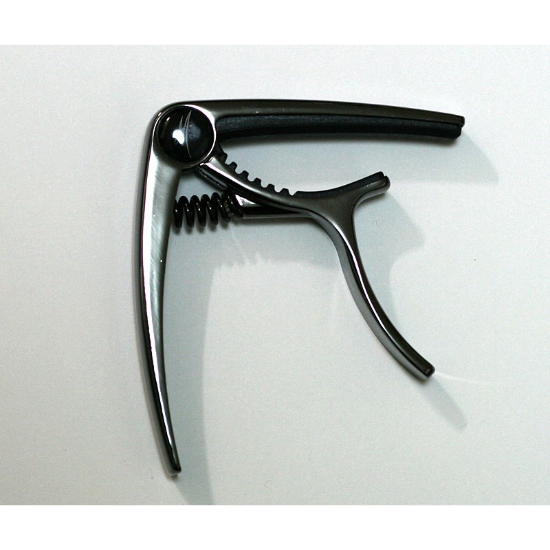 ■商品紹介Maton〜メイトン〜のオリジナルカポタストです。Matonのネック形状にフィットするように設計されております。ブラッククロームカラー。ロゴマーク入り。重量：約80g検索キーワード：イケベカテゴリ_楽器アクセサリ_カポタスト_MATON_新品 SW_MATON_新品 JAN:4582349871955 登録日:2023/07/16 カポ カポタスト