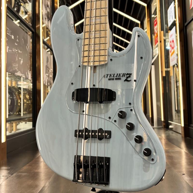 ■商品紹介アクティヴJBの代表機種「M#265」のカスタムカラーヴァージョン!M（Magunitude)#265は青木智仁氏のシグネイチャー・モデルとして発売されたモデルですが、今や数多のプロ/アマを問わないミュージシャン達が使用し、スタンダード・モデル且つ、アトリエ Zを代表する機種です。70年代のJBトーンを元にしたクリアな高域と図太い低域を持ち、木目の詰まったアッシュ・ボディから繰り出されるサウンドは、所謂ドンシャリ・サウンドの王道を体感でき、そのサウンドは唯一無二の個性を放っています。本器は青木氏が求めていたスペクトラム・ブーストを搭載したモデルとなっており、これまでの同モデルに比べ各段にパワー感が増し、十八番のスラップ時の大胆なサウンドに加え、多彩なジャンルにも対応出来る、新たなサウンドの可能性を感じさせる仕上がりとなっています。更に、コチラはカスタム・カラーのトランスペアレントカラーを採用し、杢目の透け感がクールなモデルとなっております。またマッチングヘッドにすることにより統一感あるルックスに仕上がっています。レギュラーのM#265とは一味違った魅力を放つ一本を是非お試し下さい。従来の[2Volume]から、よりスムーズなコントロールが可能な[Master Volume，Balancer]に仕様変更し、それに伴いコントロールが「Master Volume，Balancer，/Master Tone (Pull/Passive)Treble/Bass」となりました。また仕様のアップグレードにより電池ボックスが標準装備されており、従来モデルより簡単に電池交換を行う事が可能です。■仕様詳細Scale : 34Neck : Maple 1P 21FBody : Ash 2PTuningkey : GOTOH GB528Bridge : ATELIER Z BB518Pickup : ATELIER Z JBZ-5Preamp : Bartolini XTCTControls : M’Vol， BAL， M’Tone/sw (ActiveON/OFF)， TrebleBoost/BassBoost (ブースト量50%の位置にクリックが付いています)Color : TP-SOBWeight≒4.34kgギグケース付属検索キーワード：イケベカテゴリ_ベース_エレキベース_多弦ベース_ATELIER Z_M Models_新品 SW_ATELIER Z_新品 JAN:4562211297229 登録日:2026/04/16 エレキベース アトリエ アトリエZ アトリエゼット