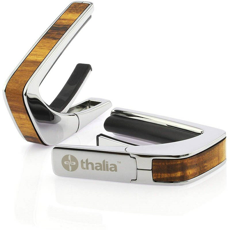 ■商品紹介これまでにないデザイン性と機能性に優れたカポタスト『Thalia Capos / タリア・カポ』。従来のカポとは一線を画す、見た目にも豪華なエキゾチック・ウッドやエキゾチック・シェル、彫刻や筐体のメッキ / フィニッシュ / カラーを採用したデザイン性に優れたモデルがあり、また、見た目のみならず機能面に関しても、通常のカポタストのように、使うギターの種類に合わせて1つずつカポを持ち替える必要がなく、フレットパッド(別売)をギターに合うものに交換するだけで簡単に、常にパーフェクトなテンション感とピッチ感で演奏する事を実現しました。フレットパッドのRには「0 for Classicals， 7.25， 9.5， 10， 12， 15， 16」の7種類があり、『スタンダード・テンション』と『ハイ・テンション』の計14種類。使用するギターや演奏に合わせてカスタマイズする事が可能です。・スタンダードテンション (弦に接するフレットパッド部分が標準的なモデル)・・・ 一般的なギター用・ハイテンション (弦に接するフレットパッド部分が厚いモデル)・・・ 薄いネック、12弦、ウクレレ、マンドリン、バンジョー用その他、握りこんで開く「リバース・アクション」機能が採用されており、1弦側からカポを取り付ける事で、演奏のポジションから手を返す事なくスムーズに指板上でカポを移動させる事を可能にします。Thalia Caposは様々な楽器に使用される事を想定しており、常に適切なテンション感で演奏していただけるよう全ての製品の内蔵スプリングの圧力が約7.5kgになるように、ひとつひとつ徹底した品質管理のもと製作されております。デザイン面、機能面、品質面、テンション感とピッチ感、すべてにおいてパーフェクトなカポタストです。※木目や貝模様は、天然素材を使用しているため個体により異なります。予めご了承ください。※パッケージ縮小に伴い、付属のフレッドパッドは12インチラディアス（Standard tension pad / High tension pad）2種類のみとなります。その他パッドをお求めの場合、別売にてご用意となります。検索キーワード：イケベカテゴリ_楽器アクセサリ_カポタスト_Thalia Capo_新品 SW_Thalia Capo_新品 JAN:4525421218439 登録日:2023/11/29 カポ カポタスト