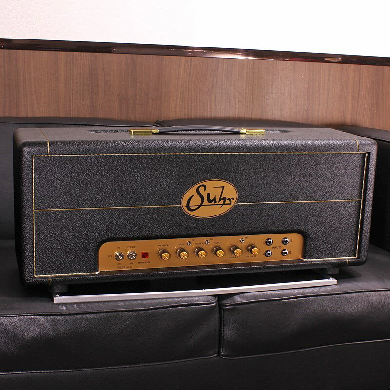 ■商品紹介クラシック・ブリティッシュ・トーンを妥協なく再現した究極のアンプ SL シリーズが MKII となって新たなるステージへ前シリーズ から新たに追加された 3 つのスイッチ(FAT-CAP、MID-BOOST、BRIGHT)が、より幅広いサウンドメイクを実現させました。煌びやかなクリーンから、絶叫するようなハイゲイン・バリアック・スタイルのオーバードライブまで、ギター本体のボリュームノブを回すだけで、演奏スタイルや楽器のあらゆるニュアンスにダイナミックに反応します。モダンなサウンドだけでなくヴィンテージのフィーリングまで網羅した、Plexi アンプという固定観念を覆す究極のギターアンプです。◆FAT-CAP、MID-BOOST、BRIGHT スイッチ・FAT-CAP スイッチ（FAT）John Suhr が 80 年代に手がけた、非常に有名なアンプに見られた数少ないモディファイの一つである FAT-CAP は、「Treble」チャンネルを使用するときに豊かで存在感のあるローエンドを付与します。前モデルのSLシリーズでは、FAT-CAP が常に有効になっていました。「OFF」にすることで、回路から FAT-CAP を切り離し、無垢な「本物の」ヴィンテージ・アンプに近づけることができます。・MID-BOOST スイッチ（BST）ミックスを切り抜けるために完璧な量の中音域のパンチを調整します。「ON」（右）にすることで、フェーズ・インバーターにゲインが追加され、中音域がプッシュされます。・BRIGHT スイッチ（BRT）トーンに煌びやかさと存在感を与えます。ヴィンテージ・アンプに見られる標準的な値です。「OFF」（左）は前シリーズと同じ値、「FULL」（右）はヴィンテージアンプに見られる一般的な値、「MIDDLE」（中央）はそれらのちょうど中間です。◆4 つのインプット特性・CHANNEL I HIGH（左上）感度が高く、CHANNEL II よりも明るい音色が特徴です。・CHANNEL I LOW（左下）感度が低く、やや暖かみのあるトーンが特徴です。・CHANNEL II HIGH（右上）感度が高く、通常より低音の膨らんだトーンレスポンスが特徴です。・CHANNEL II LOW（右下）感度が低く、通常より低音の膨らんだトーンレスポンスが特徴です。◆ブリッジ（ジャンプ）接続「たすき掛け」とも呼ばれるこの接続方法を活用することで、CHANNEL I と CHANNEL II をブレンドしたユニークなサウンドが得ることができます。1.CHANNEL I HIGH（左上）にギターを接続します。2.CHANNEL I LOW（左下）から CHANNEL II HIGH（右上）にパッチケーブルを接続します。3.VOLUME I ノブ と VOLUME II ノブ でミックスバランスをコントロールします。◆Master Volume コントロールSL-68 MKII は、マスターボリューム・コントロールを備えています(背面パネル)。再設計されたマスターボリューム回路は、音色への影響が極めて小さく、トーン・キャラクターを維持したままアンプの音量をささやき声レベルまで下げることができます。◆Variac（Low-Power）モード3 ポジションのパワースイッチには、ON（HI ポジション）/OFF の他にアンプを駆動させる電圧を下げる低電圧 Variac モード（LOW ポジション）が搭載されています。このように電圧を下げることで、アタックがより滑らかな弾力性のあるサウンドが生み出されます。このサウンドは、史上最高のロックトーンの 1 つの礎となっています。◆カスタム Plexi アウトプット・トランスクリアかつダイナミックなサウンドになるよう設計されたアウトプット・トランスは、ギターサウンドに大きな影響を与えます。アンプのアウトプットセクションとスピーカーキャビネットの架け橋となる重要な存在です。数え切れないほどの時間をトランスの検証に費やした結果、この専用アウトプット・トランスが完成しました。※掲載画像はサンプルです。■仕様詳細OUTPUT：100 W RMSPREAMP TUBES：12AX7 ×3POWER TUBES：EL34 ×4FRONT PANEL：OFF/HI/LOW Power Select Switch、Standby Switch、Presence、Bass、Middle、Treble、Volume I、Volume II、Input ×4BACK PANEL：Master Volume、Speaker Output ×2、Impedance Selector（4Ω/8Ω/16Ω）、HT Fuse、Mains AC Inlet、Mains Fuseバイアス方式：固定バイアス（HI/LOW 調整機能付き）DIMENSIONS：740mm（幅）× 210mm（奥行）× 295mm（高さ）WEIGHT：21.3kg検索キーワード：イケベカテゴリ_ギターアンプ・ベースアンプ_ギターアンプ_ヘッド_チューブ_Suhr Amps_新品 SW_Suhr Amps_新品 JAN:4571220034268 登録日:2025/03/19 ギターアンプ サー Shur