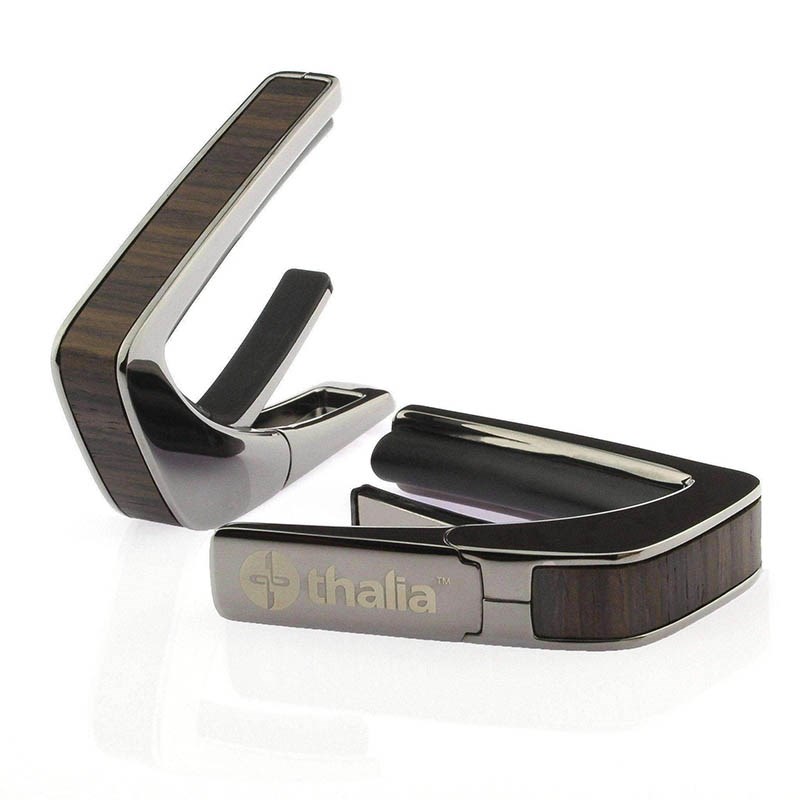 ■商品紹介これまでにないデザイン性と機能性に優れたカポタスト『Thalia Capos / タリア・カポ』。従来のカポとは一線を画す、見た目にも豪華なエキゾチック・ウッドやエキゾチック・シェル、彫刻や筐体のメッキ / フィニッシュ / カラーを採用したデザイン性に優れたモデルがあり、また、見た目のみならず機能面に関しても、通常のカポタストのように、使うギターの種類に合わせて1つずつカポを持ち替える必要がなく、フレットパッド(別売)をギターに合うものに交換するだけで簡単に、常にパーフェクトなテンション感とピッチ感で演奏する事を実現しました。フレットパッドのRには「0 for Classicals， 7.25， 9.5， 10， 12， 15， 16」の7種類があり、『スタンダード・テンション』と『ハイ・テンション』の計14種類。使用するギターや演奏に合わせてカスタマイズする事が可能です。・スタンダードテンション (弦に接するフレットパッド部分が標準的なモデル)・・・ 一般的なギター用・ハイテンション (弦に接するフレットパッド部分が厚いモデル)・・・ 薄いネック、12弦、ウクレレ、マンドリン、バンジョー用その他、握りこんで開く「リバース・アクション」機能が採用されており、1弦側からカポを取り付ける事で、演奏のポジションから手を返す事なくスムーズに指板上でカポを移動させる事を可能にします。Thalia Caposは様々な楽器に使用される事を想定しており、常に適切なテンション感で演奏していただけるよう全ての製品の内蔵スプリングの圧力が約7.5kgになるように、ひとつひとつ徹底した品質管理のもと製作されております。デザイン面、機能面、品質面、テンション感とピッチ感、すべてにおいてパーフェクトなカポタストです。※木目や貝模様は、天然素材を使用しているため個体により異なります。予めご了承ください。※パッケージ縮小に伴い、付属のフレッドパッドは12インチラディアス（Standard tension pad / High tension pad）2種類のみとなります。その他パッドをお求めの場合、別売にてご用意となります。検索キーワード：イケベカテゴリ_楽器アクセサリ_カポタスト_Thalia Capo_新品 SW_Thalia Capo_新品 JAN:4525421218491 登録日:2023/11/29 カポ カポタスト
