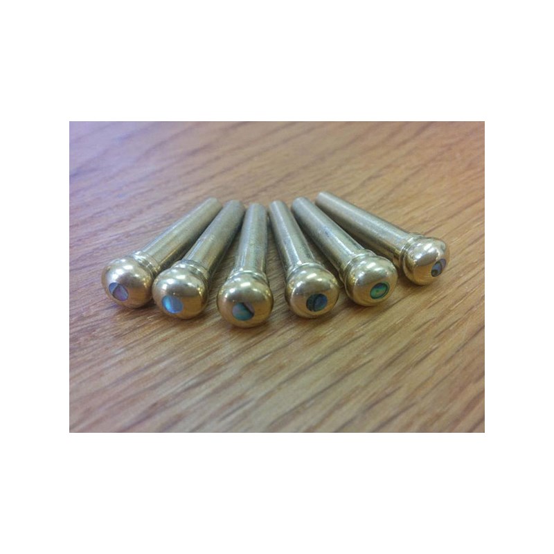 ■商品紹介Birdlandが展開するオリジナルのブリッジピン。プラスチック製の物が多い中、Birdlandでは水牛骨やブラスと言った質量のある素材を使用し、サウンドとルックスの向上に繋げました。牛骨やエボニーなどの材は、1本1本削りだしで制作されているため、滑らかな仕上げになっています。＜ブラス＆アバロンドット＞重量のあるブラス材を使用したブリッジピン。 かなり重い材であるため、音の輪郭をしっかりと出す事ができ、サスティーンの向上にもつながります。※Pinの最大直径は5.3mm※こちらの商品はお取り寄せになる場合がございます。その場合通常納期は2日〜3日程となりますので、予めご了承下さいませ。在庫状況につきましてはお気軽にお問い合わせ下さい。検索キーワード：イケベカテゴリ_楽器アクセサリ_ギター・ベース用パーツ_ギター用ブリッジ・サドル・トレモロパーツ_Birdland_新品 SW_Birdland_新品 JAN:4560184905738 登録日:2015/12/13 バードランド