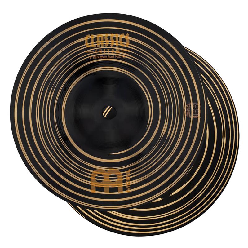 ■商品紹介＜Classics Custom Dark Micro Stack Hats 8''＞小口径8サイズのMicro Stack Hatsが、Classics Custom Dark、HCSシリーズより登場しました。トップはスプラッシュシンバルのように薄めに仕上げ、一方ボトムはヘビーウエイトとし、すばやいアクセントに最適なハイピッチ感、また歯切れのよいカッティングサウンドを生み出します。このMicro Stack Hatsをフレーズへ取り入れることにより、音数の多いアンサンブルでもしっかりとしたタイムキープをサポートするなど、様々な用途で活用可能です。＜Classics Custom Dark＞Classics Custom Darkシリーズは、コンピュータ制御によるハイテクな製造工程と、ダークフィニッシュによる魅力的でモダンなルックスと非常に優れた音質が特徴です。野心的なロックやヘヴィーメタルドラマー向きの、リッチで音楽的なサウンドを生み出せます。Weight：Top・Light/Bottom・Heavy検索キーワード：イケベカテゴリ_ドラム_シンバル_ハイハット_MEINL_Classics Custom Dark_新品 SW_MEINL_新品 JAN:0842960114966 登録日:2026/03/10 シンバル マイネル クラシック