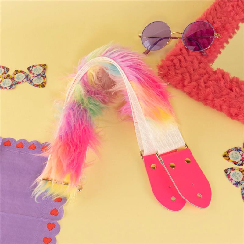 ■商品紹介■デザイン肌寒くなるこの季節、何かとモフモフしたくなりますよね。ミックスカラーのフェイクファーがまるでユニコーンのたてがみのような、ふわふわド派手なギターストラップが登場！撫でつけたり、立ち上げたり、ボリューム感は自由自在！ストラップエンドもどっピンクなネオンピンクなので、もう、無敵確定で。ステージ上でも季節感をまとえる一品です。モフモフなストラップのあなたを見付けたオーディエンスは、夢中でシャッターを切ってしまうことでしょう！デコだけど柔らかいので、機材を傷つけたくない機材愛の強い方にも安心です。アグレッシブなプレイスタイルの方にはストラップロックの使用をオススメいたします。■サイズ・長さ　約80cm?約138cm（穴から穴まで）・ベルト幅　約5cm＊こちらの商品は他ECサイトでも販売しております。在庫情報の更新は迅速を心掛けておりますが、万一ご注文時に売り切れていた際は、商品がご用意できない場合がございますのでご了承ください。＊画像の色味は屋内外の光の照射や角度により実物と異なって見える場合がございます。ご了承ください。＊本革を使用しているため、細かなキズやシワ、汚れ、厚みが均一でない部分があります。ご了承ください。＊一つ一つ手作りのため個体差がございます。検索キーワード：イケベカテゴリ_楽器アクセサリ_ギターストラップ_tsundrum_chan_新品 SW_tsundrum_chan_新品 JAN:4571642984837 登録日:2025/10/30 ストラップ カワイイ 日本製 おしゃれ 女子 ケース