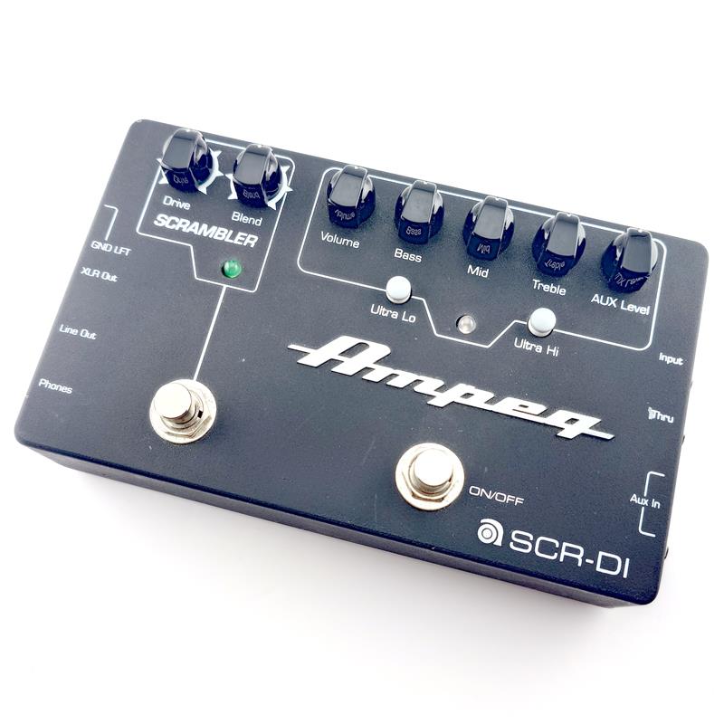 ■商品紹介スクランブラー・オーバードライヴを搭載した「SCR-DI」が中古で入荷！SCR-DIは、アンペグ伝統のワイドなトーンを持ったプリアンプ・セクションに加え、スクランブラー・オーバードライヴ機能を搭載したベース用DIです。プリアンプ・セクションはクラシック・アンペグのベース/ミドル/トレブルの3バンドEQに加え、ウルトラ・ハイ/ウルトラ・ローのシェイピング・スイッチを搭載しています。また真空管アンプのようなオーバードライヴからディストーションまで歪みを加える最新のベース・スクランブラー・オーバードライヴ機能を装備しています。SCR-DIは手軽にお好みのアンペグ・トーンを作り出せ、しかもそのサウンドをDIとしてPAコンソールにも送ることが出来ます。さらにヘッドフォン端子とレベル・コントロール付きのAUXインプットを装備していますので、ヘッドフォン・アンプとしても使用できます。ギグバッグに入るコンパクト・サイズですので、ポータブル・オーディオ・プレイヤーなどを接続し、バッキン・トラックを流しながら、どこでも手軽にプレイが可能です。内部にアクティヴ・ベースにも対応する-15dBのジャンパー・スイッチを装備しています。細かい擦り傷やUltra Loのスイッチ角度が若干斜めになっており押下が少し重めではありますが動作には問題ございません。付属品：箱保証：保証無し現状販売検索キーワード：イケベカテゴリ_エフェクター_ベース用エフェクター_ベース用プリアンプ・EQ・DI_Ampeg_ユーズド SW_Ampeg_ユーズド JAN:2500080948998 登録日:2026/10/22 エフェクター コンパクトエフェクター ストンプボックス アンペグ アンペッグ