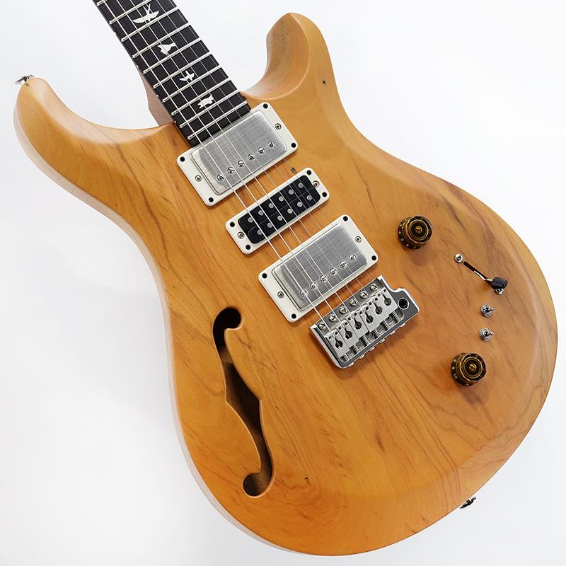 ■商品紹介S2 Special Semi-Hollow Reclaimed（リクレイムド） Limited Edition「ギタリストなら、この特別な木材で作られたギターを手に取り音を出した瞬間、一過性の話題のためではなく、ミュージシャンが自分を表現するために作られた優れた楽器であることが直感的にわかるはずです。」 - マイケル・リード（PRS Guitars 木材調達チーム・シニア・バイヤー）S2 Special Semi-Hollow Reclaimed（リクレイムド） Limited Editionは、サウンド面において汎用性の高いモデルのひとつであるS2 Special Semi-Hollowをベースに、特別な事情により使用されなくなった木材を回収し、再利用したモデルです。各個体のボディ・トップは、ひとつひとつの風合いを活かすためにナチュラル・カラーで仕上げられています。トレブル＆ベース・ポジションに搭載されたハムバッカーとミドル・ポジションのNarrowfieldを組み合わせることで、明瞭で煌びやかなシングルコイルのサウンドからウォームで倍音豊かなハムバッカー・サウンドまで、レンジの広いバランスの取れたサウンドを創出します。今回ボディ・トップにペローバ・ローザ、ネックにキューバン・マホガニー、そして指板にはグアリブ・プレートをそれぞれ採用。トップ材として選ばれたペローバ・ローザは、ブラジルでは外壁材としてよく使われています。樹齢100?150年の高い密度を兼ね備えたこの木材は、セミホロウ構造での使用に適しており、ダイナミックかつ倍音豊かな立体感のあるサウンドを生み出します。ネック材のキューバン・マホガニーの一部は、2017年にプエルトリコを直撃したハリケーン「マリア」によって倒れたものを回収し、再利用。指板のブラジリアン・グアリブ・プレートは、長い間住宅の梁材として使われていたものを使用しています。今回は長い間使われてきた木材の風合いを活かすため、トップ材の釘穴や傷、経年による変色などを意図的にそのまま残しています。「木材は、我々のギター製作において決して欠かすことができないとても重要なものです。木材を調達するチームの主任でもあるマイケル・リードは、PRSが会社として設立される前の1980年から、私にカーリー・メイプル材を供給してくれたウッド・バイヤーでした。現在もパートナーとして共に仕事を続けていますし、マイケルが世界中の木材のサプライヤーと築いてきた関係は本当に素晴らしいと思います。今回のモデルは、彼が木材を調達するプロセスやサプライヤーとのエピソード、木材に対する音楽的な理解を伝える素晴らしい機会となりました。」 - ポール・リード・スミス今回採用された木材の持つサウンド面における特性はあるものの、22フレット、25インチ・スケールのパターン・レギュラー・シェイプのネック、H-S-Hのピックアップ・レイアウト、ピック・アップ切り替え用の5wayブレード・スイッチ、コイル・タップ用の2つのミニ・トグル・スイッチといったS2 Special Semi-Hollow の核となる仕様は、そのまま引き継がれています。ハムバッカーのコイル・タップを含め、合計12通りのピックアップの組み合わせが可能となり、多彩なサウンドメイキングを実現した本モデルは、全世界700本限定での生産となります。Weight≒3.11kgギグバッグ付属■仕様詳細BODYBody Construction : Semi-Hollow Body with Single F-HoleTop Wood : Peroba RosaBody Wood : MahoganyTop Carve : Asymmetric BevelNECKNumber of Frets : 22Scale Length : 25Neck Wood : Cuban MahoganyNeck Construction : ScarfedTruss Rod : PRS Double-ActingNeck Shape : Pattern RegularNeck Depth at the 1/2 Fret : 27/32Neck Depth at the 12 1/2 Fret : 59/64Neck Width at the Nut : 1 21/32Neck Width at the Body : 2 1/4Fretboard Wood : Guaribu PretoFretboard Radius : 10Fretboard Inlay : BirdsHeadstock Logo : Signature， DecalNECK/BODY ASSEMBLYNeck/Body Assembly Type : SetFINISHFinish Type : Satin NitroHARDWAREBridge : PRS Patented TremoloTuners : PRS Phase III Locking Tuners w/ Wing ButtonsHardware Type : NickelNut : PRSTruss Rod Cover : S2 SpecialELECTRONICSTreble Pickup : 58/15 LTMiddle Pickup : PRS NarrowfieldBass Pickup : 58/15 LTControls : Volume and Tone Control with 5-Way Blade Pickup Switch and Two Mini Toggle Coil-Tap SwitchesADDITIONAL INFOStrings : PRS Signature， 10-46Tuning : Standard (6 String): E， A， D， G， B， ECase : PRS Premium Gig Bag検索キーワード：イケベカテゴリ_エレキギター_その他_P.R.S._PRS S2 SERIES_新品 SW_P.R.S._新品 JAN:0825362198932 登録日:2025/10/09 ギター ピーアールエス エスツー