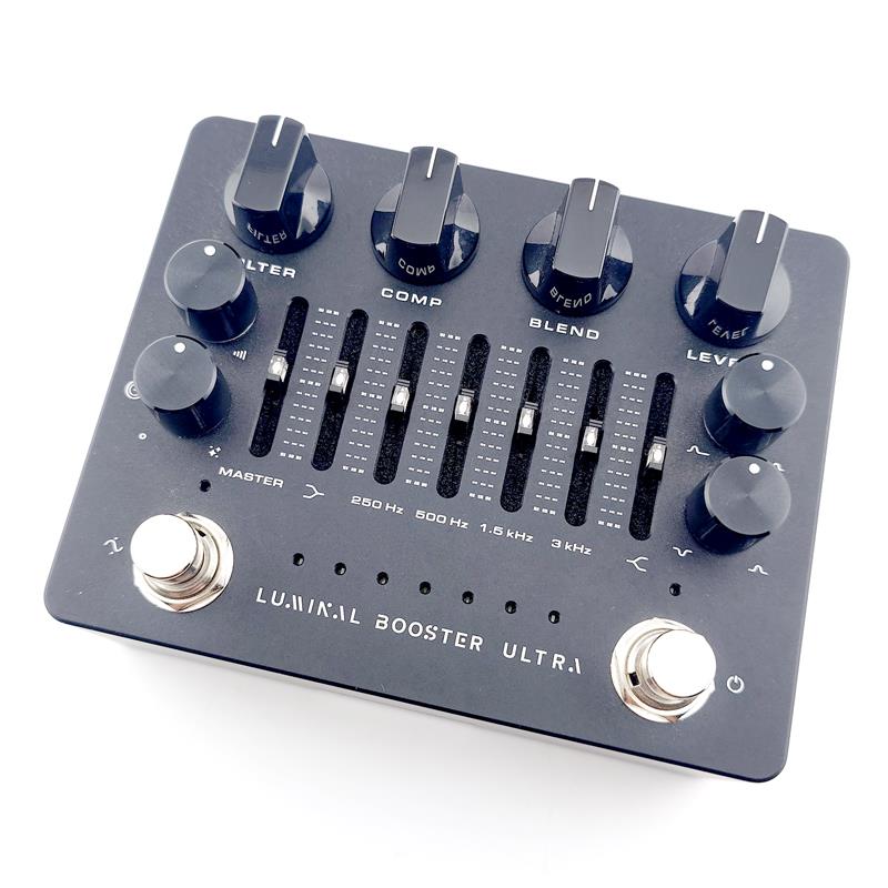 ■商品紹介Harmonic Boosterのトーンと周波数レンジを調整可能なパラレル・コンプレッションを組み合わせた多様性ある「Luminal Booster Ultra」。Luminal Booster Ultraは、Harmonic Boosterのリッチなトーンと、周波数レンジを調整可能なパラレル・コンプレッションを組み合わせたペダルです。低域のみをコンプすることを可能とするプリ・コンプレッション・ローパス・フィルター、6 バンド EQ、ゲインリダクションメーター、USB 経由で 7 つのインパルスレスポンスをロードできるオプションにより、シグナル・チェーンに必ずしもディストーションを必要としないあらゆるジャンルのベースプレイヤーに究極のトーンの柔軟性を提供します。もちろん、ディストーション・ペダルと併用することも可能です。細かい擦り傷や汚れ等使用感はございますが動作は良好です。付属品：箱、USBケーブル保証：保証無し現状販売検索キーワード：イケベカテゴリ_エフェクター_ベース用エフェクター_その他ベース用エフェクター_Darkglass Electronics_ユーズド SW_Darkglass Electronics_ユーズド JAN:2500080947540 登録日:2026/10/22 エフェクター コンパクトエフェクター ストンプボックス ダークグラス