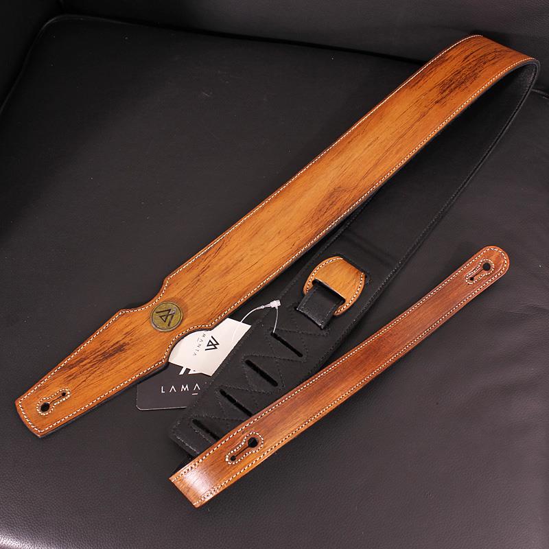 ■商品紹介ストラップとしては珍しい革材にレリック加工を施したシリーズです。まるで木材のような仕上がりとなっています。カラーヴァリエーションも展開していますのでお使いのギターとマッチする1本がお選び頂けます。LAMANTAは見た目の美しさと実用性を兼ね備えたオリジナルストラップやアクセサリーを製作しています。LAMANTAの工房があるアルゼンチンは世界随一の放牧畜産大国であるのと同時に世界有数の革の生産地としても知られます。アルゼンチンレザーを使用したバックやアクセサリーは世界的に評価の高い逸品です。LAMANTAは良質かつ厳選されたアルゼンチンレザーを用ることにより、手に取った瞬間にしなやかな手触りと、まるで長年愛用してきたかのような使い心地を感じることができるでしょう。レザーストラップとしては他に類を見ないウッド調の仕上げやレリック加工等、クラフトマンシップ溢れるアイディアと技が光るLAMANTAを是非お近くのお取り扱い店でお手に取ってご覧下さい。-Wide-　60mm-Length-　138 to 152cm※掲載画像は店舗で実際に販売中の個体です。検索キーワード：イケベカテゴリ_楽器アクセサリ_ギターストラップ_LAMANTA_新品 SW_LAMANTA_新品 JAN:4589809938777 登録日:2025/08/29 ストラップ ギターストラップ