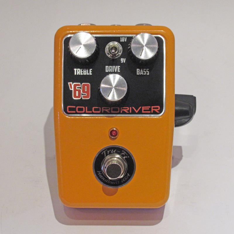 ■商品紹介コンパクトな筐体と18Vスイッチを搭載した、ミニサイズのColordriverが登場!!ジェフ・ベックやデビッド・ギルモアが70年代初頭に使用していた、ColorsoundのPower BoosterとOverdriverをハンドメイドにて再現するTru-Fi Colordriver。今回、新しく登場した「COLORDRIVER ’69」は、そんなColordriverの音色やルックスの雰囲気をそのままに筐体サイズを2/3まで縮小、接続ジャックを本体上部へレイアウトした、Tru-Fiミニシリーズの第一弾モデルです。本体上部に搭載されたミニスイッチでは、内部昇圧による18Vモードを選択可能。ボリュームアップとより開放的でクリアなドライブトーンを引き出し、ColordriverとColordriver 18V のキャラクターを1台で使い分けることが可能です。Colordriverは、70年代初頭に使用したColorsoundのPower BoosterとOverdriverをハンドメイドにて再現しています。サイドにボリュームを搭載した事でクリーンなパワーブーストからクランチサウンド、ファジーなドライブサウンドまで幅広くセッティングする事可能です。チューブアンプに接続する事で最適なサウンドを得る事ができます。検索キーワード：イケベカテゴリ_エフェクター_ギター用エフェクター_歪み系_オーバードライブ_Tru-Fi_新品 SW_Tru-Fi_新品 JAN:4589867904455 登録日:2025/08/29 エフェクター コンパクトエフェクター ストンプボックス