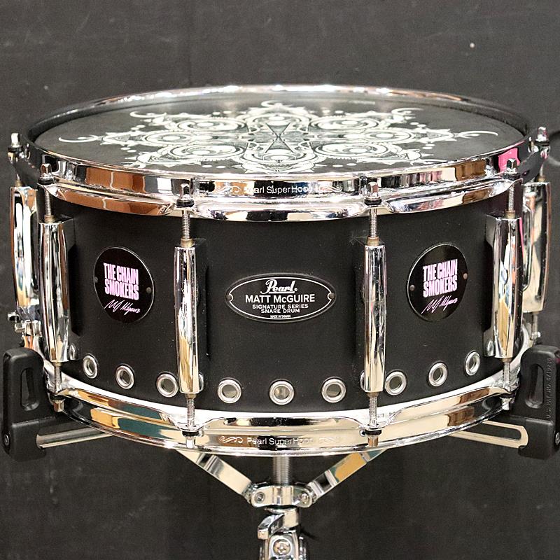 ■商品紹介☆中古品☆Matt McGuireシグネチャースネアの中古品が入荷いたしました。中古品の為、キズや汚れ等の使用感がございます。限定コンテンツにアクセスできるNFCシールは付属しません。＜Matt McGuire Signature Snare Drum＞The Chainsmokersのドラマーであり、類まれなインフルエンサーでもあるMatt McGuire（マット・マグワイヤ）がデザインしたシグネチャースネアドラム。●「私のスネアドラムに必要なもの、それは衝撃波のように突き抜けるトーン」1mmスチールシェルのボトム側に30個の1/3インチ空気穴を備え、6.5インチならでは豊かなシェル鳴りを発揮し、アリーナを衝撃波で埋め尽くすかのようなサウンドを放ちます。●「ダークでドライでありながらもラウドで切れがよく、そして繊細なサウンド」パウダーコーティングされたマットブラック・フィニッシュのシェルは、独特で煌びやかなトーンをさらに引き立たせ、抜群の耐久性を誇るSuperHoop II 2.3mmスチールフープとCLブリッジラグにより抜けの良いサウンドを実現。＜スペック＞サイズ：14×6.5シェル：1mm Powder Coated Steel空気穴：30フープ：SuperHoop II (2.3mm Steel) 10-holeラグ：CL-65ボルト：T-061Lストレイナー：SR-017検索キーワード：イケベカテゴリ_ドラム_スネアドラム_Pearl_ユーズド SW_Pearl_ユーズド 登録日:2026/06/13 スネア スネアドラム パール