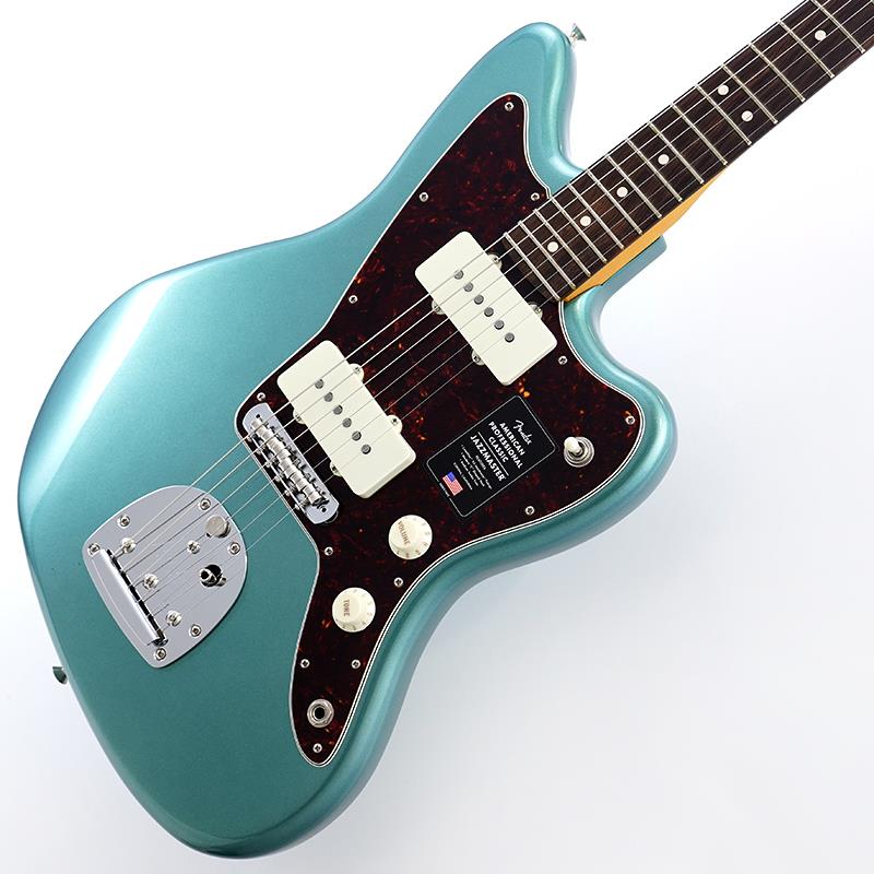 ■商品紹介B級アウトレット特価！！American Professional Classic SeriesAmerican Professional Classic Jazzmasterは、ヴィンテージの魅力とモダンなパフォーマンスが完璧に融合したギターです。ヴィンテージにインスパイアされたCoastline ’65 Jazzmasterピックアップを搭載し、パンチと煌めきに満ちた、深みのあるトーンを奏でます。洗練されたModern Cシェイプネックは、快適な演奏性を提供し、Fender Staggered ClassicGearチューナーは、クラシックなルックスと正確なチューニング安定性を両立しています。カスタムフェードのヴィンテージ仕上げや、フェンダーらしいクラシックな塗装をラインナップ。サウンドだけでなく、見た目の美しさにもこだわりました。American Professional Classic Jazzmasterは、フェンダー黄金期の魂を受け継ぎながら、現代のプレイヤーのために進化したモデルです。※本商品はB級特価品となります為、細かな擦り傷や小さな打痕、パーツのくすみが散見します。※保証に関しましてはプレイアビリティに関する点のみとなり、通常とは異なるアウトレット保証となります。ギグバッグ付属■仕様詳細Series: American Professional ClassicBody Material: AlderBody Finish: Gloss UrethaneNeck: Maple， Modern CNeck Finish: Satin Urethane with Gloss HeadstockFingerboard: Rosewood， 9.5 (241 mm)Frets: 22， Medium JumboPosition Inlays: White DotNut (Material/Width): Synthetic Bone， 1.685 (42.8 mm)Tuning Machines: Fender ClassicGear StaggeredScale Length: 25.5 (64.77 cm)Bridge: Jazzmaster Bridge with Mustang Saddles and Vintage Style Floating Tremolo TailpiecePickguard: 3-Ply Black or 4-Ply Tortioseshell or 3-Ply Mint GreenPickups:Coastline ‘65 Single-Coil Jazzmaster (Bridge)Coastline ‘65 Single-Coil Jazzmaster (Neck)Pickup Switching: 3-Position Toggle:Position 1. Bridge PickupPosition 2. Bridge and Neck PickupsPosition 3. Neck PickupControls: Master Volume， Master Greasebucket Tone Circuit (Rolls Off Highs without Adding Bass)Control Knobs: Vintage White PlasticHardware Finish: Nickel/ChromeStrings: Fender USA 250L Nickel Plated Steel (.009-.042 Gauges)， PN0730250403Case/Gig Bag: Included: Deluxe Gig Bag検索キーワード：イケベカテゴリ_エレキギター_ジャズマスタータイプ・JMタイプ_Fender USA_American Professional_アウトレット SW_Fender USA_アウトレット JAN:2500010934695 登録日:2026/09/25 エレキギター フェンダー ふぇんだー フェンダーUSA