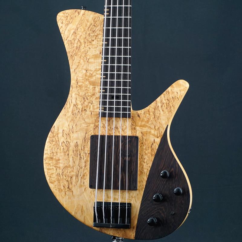 ■商品紹介ドイツのベース製作工房 Ulrich Bass Design。ヴァイオリンの製作も手掛けているというルシアー Florian Hertzsch氏のサウンドやルックス、フィーリングに対する哲学を反映させて、伝統的なクラシック楽器の製作手法と現代的なデザインを組み合わせ、上質な楽器をハンドメイドで製作しているブランドです。SAULUS DUOは、現代のプレイヤーのために設計されています。音楽性と人間工学に基づいたボディシェイプは軽量かつ安定した構造により、広いダイナミックレンジ、超高速のアタック、そして長いサステインを実現しています。メイプルバールトップにコントロールと指板にはウェンジを採用しておりコントラストがオシャレなルックス。コントロールのウェンジ部分はマグネットで取り付けられております。34インチ・スケールのメイプルセットネック。24フレット指板に、Haeussel製ピックアップを2基搭載。リア側はJazzbuckerを搭載しておりミニスイッチでシングル、パラレル、シリーズの切替が可能です。プリアンプはNOLLの4BandEQを搭載し幅広いサウンドメイクが可能です。ジャック横にUSBポートを装備し、Type-Cで充電が可能です。軽量な楽器らしい音抜け感にレスポンスの良さ、適度な重心のローが心地よいサウンドです。細かな擦り傷や僅かな打痕が見受けられますが、美品コンディションとなっております。トラスロッドの余裕もあり、ネックコンディションも良好です。Weight≒3.97kg付属品：汎用ハードケース検索キーワード：イケベカテゴリ_ベース_エレキベース_その他ベース一般_ULRICH BASS DESIGN_ユーズド SW_ULRICH BASS DESIGN_ユーズド JAN:2500030865207 登録日:2026/05/05 ウルリヒ ウルリッヒ