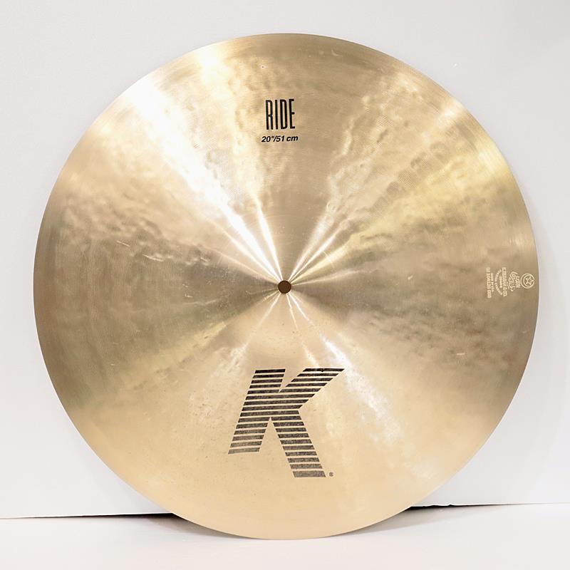 ■商品紹介☆中古品☆K Zildjian Ride 20インチの中古品が入荷いたしました。中古品の為、打痕や指紋汚れ等の使用感がございます。＜K Zildjian＞19世紀のトルコでの誕生以来、世界中のドラマーの創造性をかきたて続けるシリーズ。入念なハンマリングとレイジング加工が幅広い音域でのハイとローの響きをブレンドする。優しくも、激しくも、その響きはアーティストの意のままに。＜Ride＞クリアなアタックと深みのある倍音があらゆるジャンルにフィットする、定番ライドシンバル。サイズ：20インチウェイト（実測値）：約2320g検索キーワード：イケベカテゴリ_ドラム_シンバル_ライド_Zildjian_K Zildjian_ユーズド SW_Zildjian_ユーズド JAN:2500190872725 登録日:2026/04/16 シンバル ジルジャン Kジルジャン