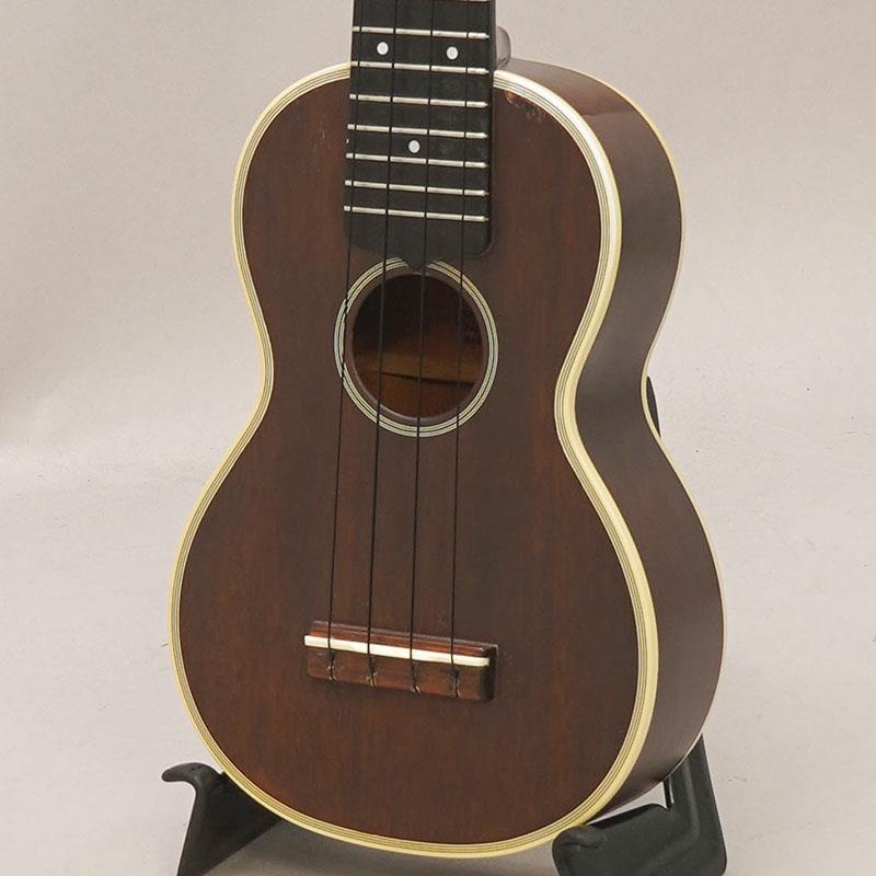 ■商品紹介Martin Custom Style-3 中古品マーティン黎明期の意匠を色濃く受け継ぐ「Custom Style-3」が中古にて入荷いたしました。Style-3は19世紀後半から20世紀初頭にかけて製作されたマーティンの伝統的な装飾グレードのひとつであり、本器からも当時のクラフトマンシップを感じ取ることができます。現代のMartinとは一味異なる趣を持ち、コレクターズアイテムとしても高い魅力を備えた一本です。本器はトップ塗装の剥がれや指板上の擦り傷をはじめ、年式相応の使用感が見受けられますが、長い年月を経てきた楽器ならではの風格としてお楽しみいただけるコンディションです。詳細な状態につきましては掲載画像をご確認ください。現行品では味わえないヴィンテージMartinならではの雰囲気と存在感をぜひご堪能ください。■仕様詳細Body:MahoganyNeck:MahoganyFingerbord:EbonyBridge:EbonyNut Width:35.5mmScale:350mmハードケース付属検索キーワード：イケベカテゴリ_ウクレレ_ソプラノ_MARTIN_ユーズド SW_MARTIN_ユーズド 登録日:2026/06/13 ウクレレ ソプラノウクレレ マーチン マーティン