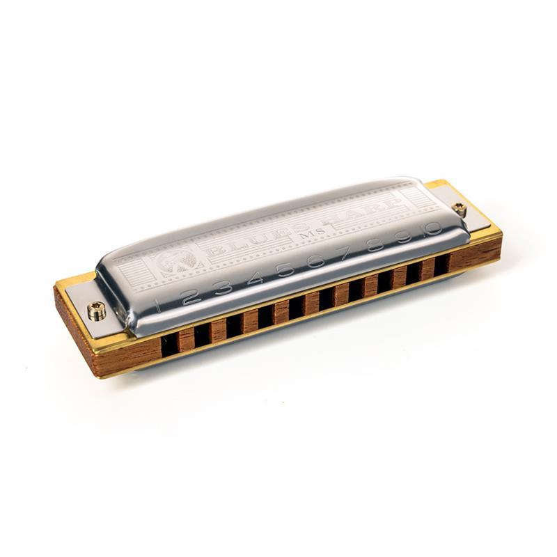 ■商品紹介Blues Harp（ブルースハープ）は、50年以上にわたりブルース、ロック、時にはフォークのサウンドを形作ってきたダイアトニック・ハーモニカです。ブルースの普及とともに世界的なベストセラーとなり、その名前が10ホールハーモニカの代名詞とまでなっています。Blues Harpはドシェール材の枯れた音色が特徴的です。その名の通りブルージーなプレイはもちろん、時にはダーティーなロックにも最高のサウンドを提供します。ブルース、フォーク、カントリー＆ウエスタン、ロックなど、さまざまなジャンルの中で使用されています。Specificationキー：Aリードプレート（素材・厚さ）：ブラス（真鍮）製 / 0.9mmリードプレート（表面）：ブラス（真鍮）製リード（数・素材）：20 / ブラス（真鍮）製ボディ：ドシェール材・木製ボディ・塗装：ラッカー（2層）マウスピース：ドシェール材・木製カバー・プレート：ステンレス・スチール製タイプ：ダイアトニックホール数：10音域：3オクターブ※画像はイメージです。※2025年以降、新デザインに変わりました。主な変更点・本体のネジ部分・専用ケース・外装箱（性能に変更はありません）検索キーワード：イケベカテゴリ_その他楽器_ハーモニカ・ブルースハープ_Hohner_新品 SW_Hohner_新品 JAN:4009126994367 登録日:2025/07/04 ハーモニカ ホーナー