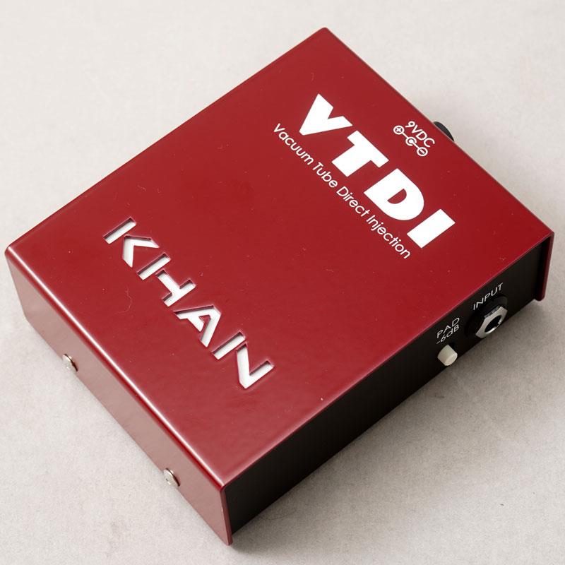 ■商品紹介VTDI REDの極上サウンドはそのままに、ペダルボードに最適な9V駆動＆小型化を実現した「9VDI」多くのユーザーからのVTDI REDの小型化を望む声により、ペダルボードに最適なサイズに凝縮した「9VDI」が誕生しました。VTDI REDは、Obeid Khan本人が設計・開発に携わったチューブDIであるAmpeg SVT-DIを、Khan Audioとしてブラッシュアップし現代に蘇らせた製品です。その卓越したサウンドを一切妥協することなく、現代のシステムにマッチするようアップデートを施したのがこの「9VDI」です。その名前が示す通り、AC100VではなくDC9V / 500mAで駆動。新たに独自開発されたスイッチング電源で真空管（12AU7）を高電圧駆動させることにより、真空管特有の豊かな倍音と強力な出力ドライブ能力を最大限に引き出します。ベース、アコースティック楽器、キーボード、シンセサイザーモジュールなど、幅広い楽器や音源に最適です。真空管がもたらすサウンドは、他のDIボックスでは得られない温かみ、明瞭さ、そしてリアリズムを演出します。アコースティック楽器はより心地よい響きになり、ベースはより大きく、パンチが効き、クリアかつ温かみのあるサウンドになります。また、キーボードやシンセサイザーの音色はデジタル特有の硬さが抑えられ、より自然な響きへと変化します。複数段のフィルターによってノイズを徹底的にシャットアウトする、非常に安定性の高い独自のスイッチング電源を開発。この技術を VTDI REDの回路へ応用したことで、待望の9VDIが誕生しました。9VDIのオーディオ信号経路は、VTDI REDと完全に同一です。使用している電子部品の種類、ブランド、定数のすべてにおいてすべて同じです。唯一の違いは、スイッチング電源化に伴い不要となった出力トランスの磁気シールドを排した点のみです。これにより、あらゆる楽器で VTDI RED譲りの極上サウンドを活用できるようになると同時に、ペダルボードに組み込みやすいパッケージを実現しました。■仕様詳細Specification動作電圧：DC9V ※複数出力のパワーサプライを使用する場合は、DC出力がアイソレートされている製品をご使用ください。消費電流：500mA電源端子：外径 5.5mm / センターピン 2.1 mm（センターマイナス）真空管：12AU7×1入力インピーダンス：2.2 MΩ (PAD 有効時 47 KΩ）最大信号入力：3 VRMS (+10 dB)ゲイン：-10 dB to XLR Output周波数レスポンス：8 Hz ? 120 KHz +/- 1 dBTHD：0.75 % (1 KHz 0 dB Input)S/N 比：-92 dB寸法：約 10.2 cm（幅）× 約 12.7 cm（奥行）× 約 4.5 cm（高さ）重量：約 454g検索キーワード：イケベカテゴリ_エフェクター_ベース用エフェクター_ベース用プリアンプ・EQ・DI_Khan Audio_新品 SW_Khan Audio_新品 JAN:4570241481044 登録日:2026/09/10 ダイレクトボックス DI プリアンプ