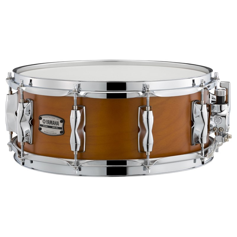 ■商品紹介[Recording Custom Birch Shell Snare Drum 14 x 5.5リアルウッド]※画像はイメージです。【伝統を受け継ぎながら、現在のドラマーのニーズに応えた、今だからの、レコーディング・カスタム・バーチ・シェル・スネアドラム！】レコーディングカスタム特有の仕様、サウンドキャラクターを忠実に再現。既存のレコーディングカスタムメタルシェルスネアドラムとの相乗効果により、現代のレコーディング環境に最適なモデルへと進化したレコーディングカスタムシリーズの可能性を最大限に広げるモデル！■主な特長・オーソドックスなサイズでバランスのよい14x5.5リニューアルをしたレコーディングカスタムドラムセットの仕様、キャラクターを再現。バーチ6プライの薄いシェル厚に鋭角なベアリングエッジを採用し、芯のある太い中低音域とパワフルな音量を実現。こちらの14x5.5には、そのパーツ自体の質量のあるワンピースラグを搭載し、タイトなサウンドに切れ味のよいサスティンが加わり、現代のレコーディング環境に最適なモデルへと進化したレコーディングカスタムの可能性を更に広げます。■仕様特長＜シェル素材 / プライ / ベアリングエッジ＞北米産バーチを100%使用、6プライ6mmのシェル厚に、ベアリングエッジは30゜/R1.5を採用。シェル内面はダークブラウン塗装を施しました。＜ワンピースラグ / ハイテンションラグ＞バーチシェル特有の豊かな中低音域、芯のあるまとまったサウンドと切れ味の良いサスティンを実現する為、14x5.5にはワンピースラグを搭載しました。＜ストレイナー＜Qタイプ＞ / トリプルフランジフープ＞ヤマハドラムススネアドラムに採用されているQタイプストレイナーを搭載。オンオフ時の高い安定性を実現、スナッピーの交換や演奏中の調整も容易に行えます。また、フープにはトリプルフランジフープを装着することでオープンなサウンドと幅広いチューニングレンジを実現しました。＜スペック＞品番：RBS1455 RWフィニッシュ：RW / リアルウッドサイズ：口径14 x 深さ5.5シェル素材：バーチ 6Ply(6.0mm)テンション：10スネアワイヤー：ハイカーボンスティール 25本スネアベッド：2.7mmエッジ角：30°/R1.5ラグ・ブラケット：ワンピースラグフープ：1.6mmトリプルフランジフープヘッド・トップ：ヤマハ・レモ・コーテッドアンバサダーヘッド・ボトム：ヤマハ・レモ・スネアアンバサダーストレイナー（リリース）：Qタイプストレイナー（バッド）：DC3タイプ付属品：ソフトケース、チューニングキー検索キーワード：イケベカテゴリ_ドラム_スネアドラム_YAMAHA_新品 SW_YAMAHA_新品 JAN:4957812632546 登録日:2018/11/23 スネア スネアドラム ヤマハ やまは