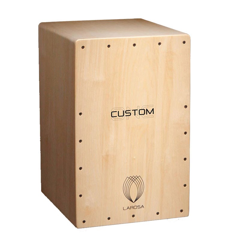 ■商品紹介La Rosa Percussion（ラ・ローザ・パーカッション） / Cajonカスタムワンは、プロアーティストが使用する事を目的として作成された楽器の為、コンサートやレコーディングは勿論、Liveやアコースティック公演まで、幅広い環境でもバランスの良いサウンドが鳴るように設定されております。〜La Rosa Percussion〜スペインのマドリッドを拠点とするLa Rosa Percussionは2006年に開始されたカホン製作プロジェクトを経て、2012年にLa Rosa Percussionが設立されました。全モデル、マドリッドの自社工房で熟練のクラフトマンたちによって製作される、Made in Spainの本格的なカホンは、そのユニークなデザインとオリジナリティ溢れるサウンドが特徴で、今日、世界中で多くの著名アーティストに使用されています。〜製品特長〜・ETS：イージーチューニングシステムカホン下部のペグを回す事で、簡単にスナッピー(響き線)の調整が可能なシステム・4XS：4 ストリングスネア・BBR：ベースブーストリング低音をブーストさせる〜スペック〜ボディ：9mm プライウッド・バーチフロント：3mm プライウッド・バーチサイズ：30x30x47cm検索キーワード：イケベカテゴリ_パーカッション_カホン_La Rosa Percussion_新品 SW_La Rosa Percussion_新品 JAN:4513744105444 登録日:2019/12/03 カホン パーカッション